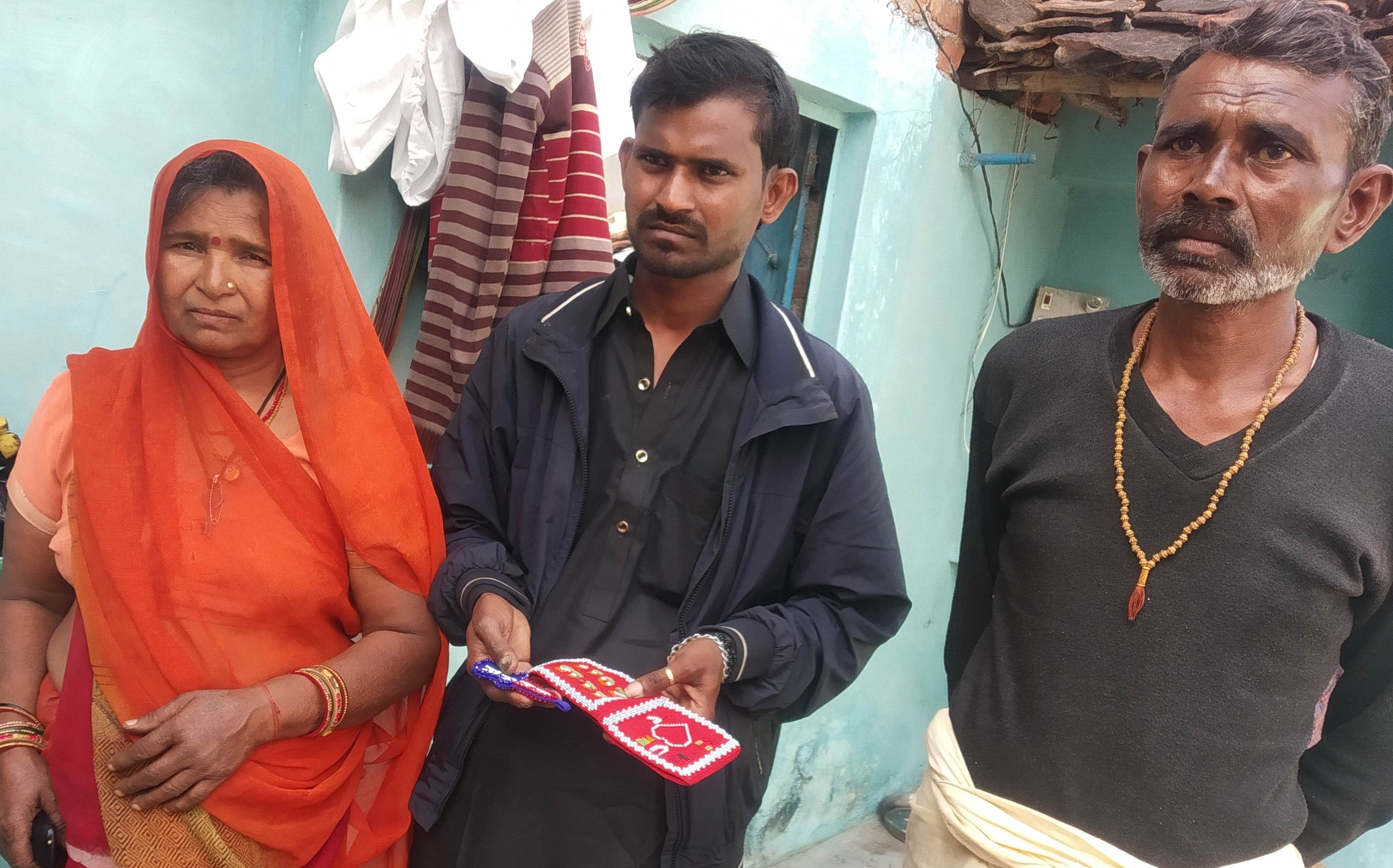 जेल में बनाया पर्स दिखाता विवेक अपने माता-पिता के साथ। संवाद