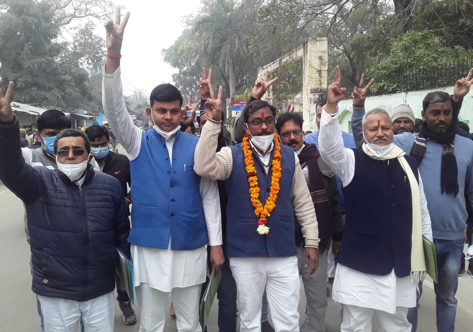 कलक्ट्रेट में नामांकन करने जाते सदर से बसपा प्रत्याशी विजय कटियार। संवाद