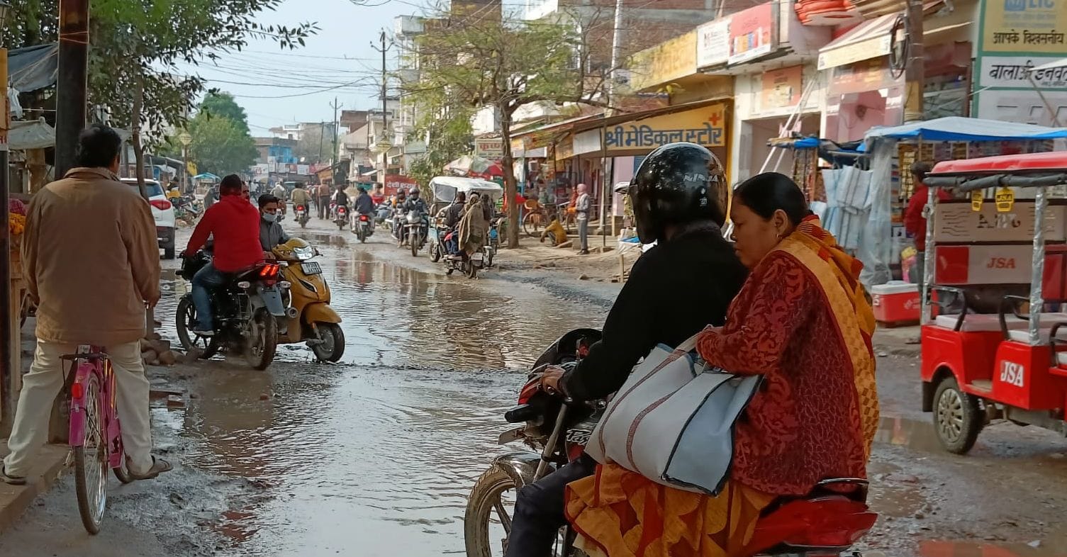 खस्ताहाल छोटा चौराहा-लोकनगर मार्ग। संवाद
