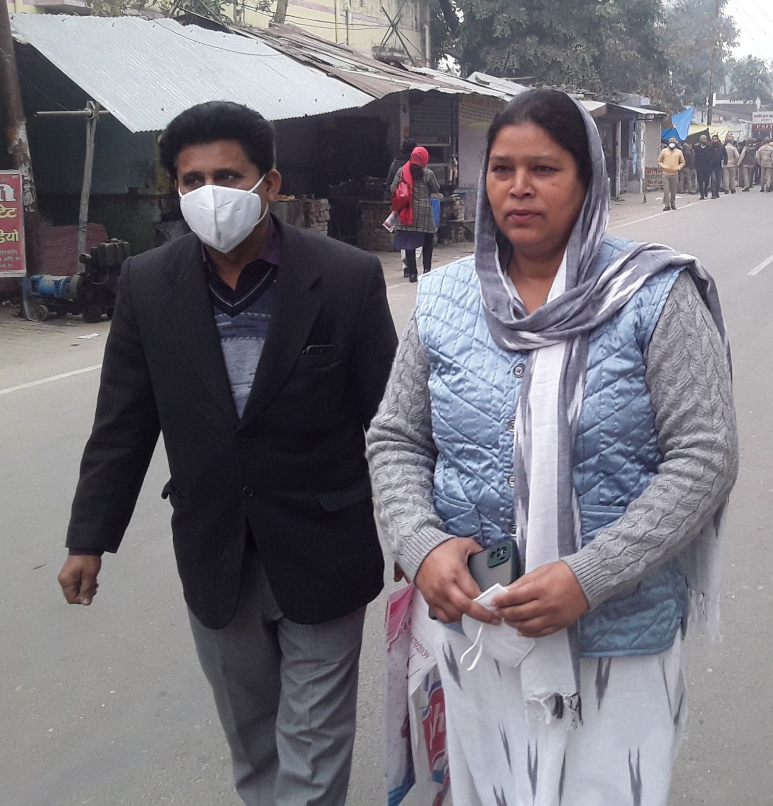 कलक्ट्रेट में नामांकन करने जातीं कायमगंज से कांग्रेस प्रत्याशी शकुंतला देवी। संवाद