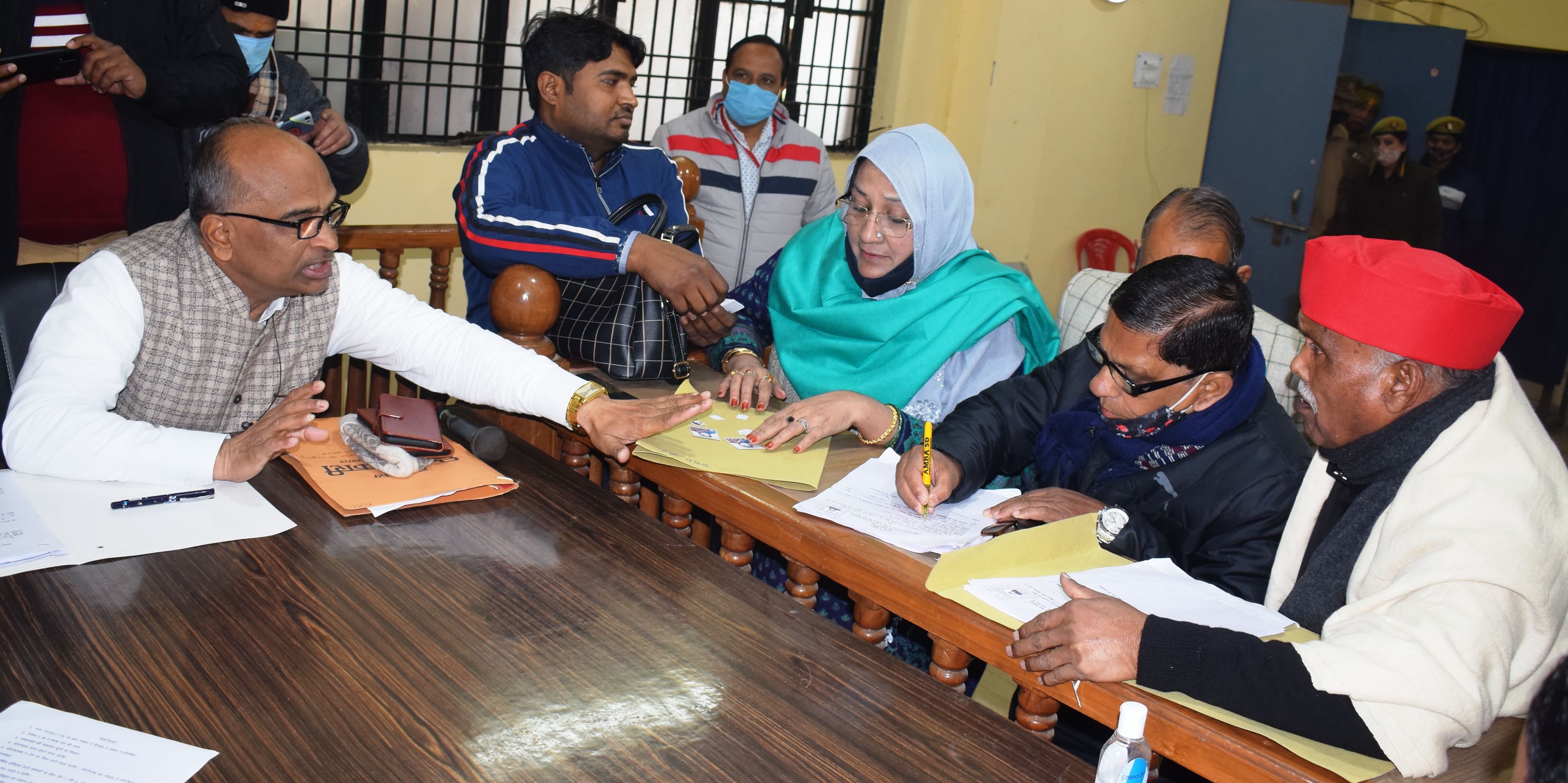 La candidate du SP Nadira Sultan dépose sa candidature dans la circonscription de Patiali Vidhan Sabha de Kasganj.