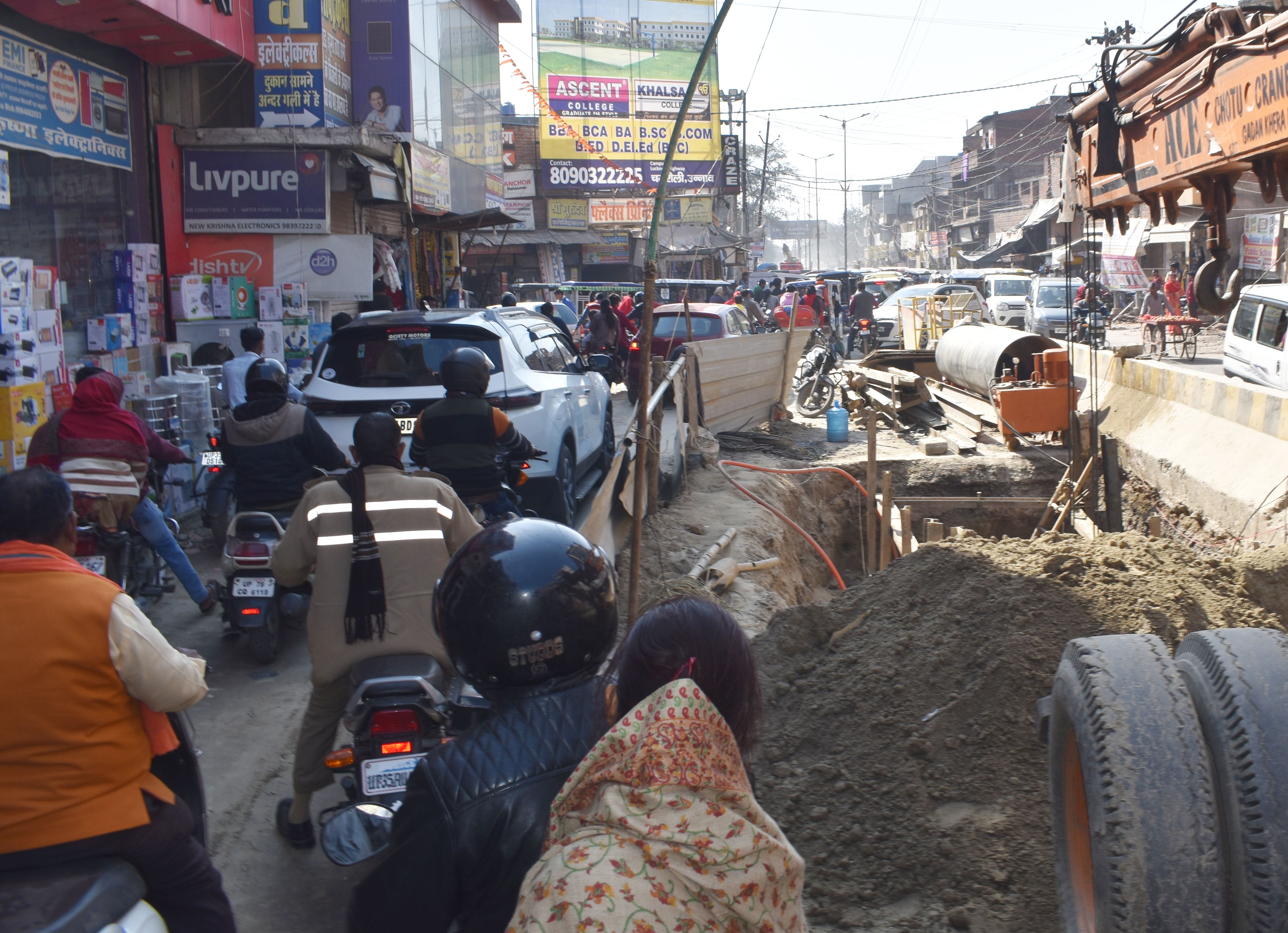 शहर के मुख्य मार्ग पर लगा जाम। संवाद