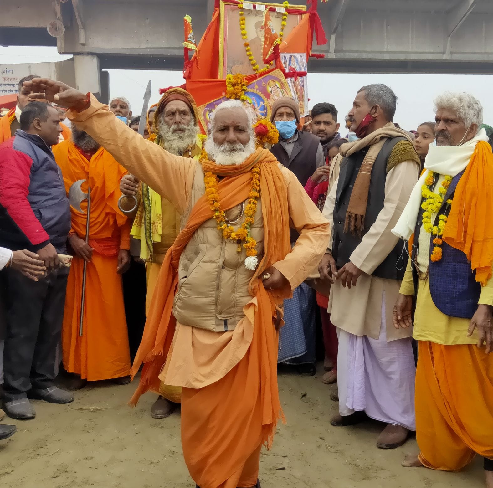 मेला रामनगरिया में नृत्य करता साधु। संवाद