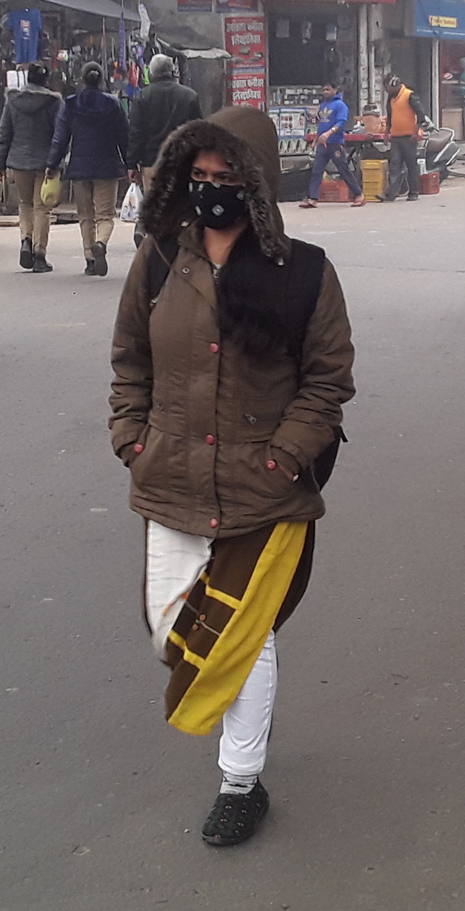 शहर के लालगेट पर कड़ाके की ठंड में जाती युवती। संवाद शहर के लालगेट पर कड़ाके की ठंड में जाती युवती। संवाद