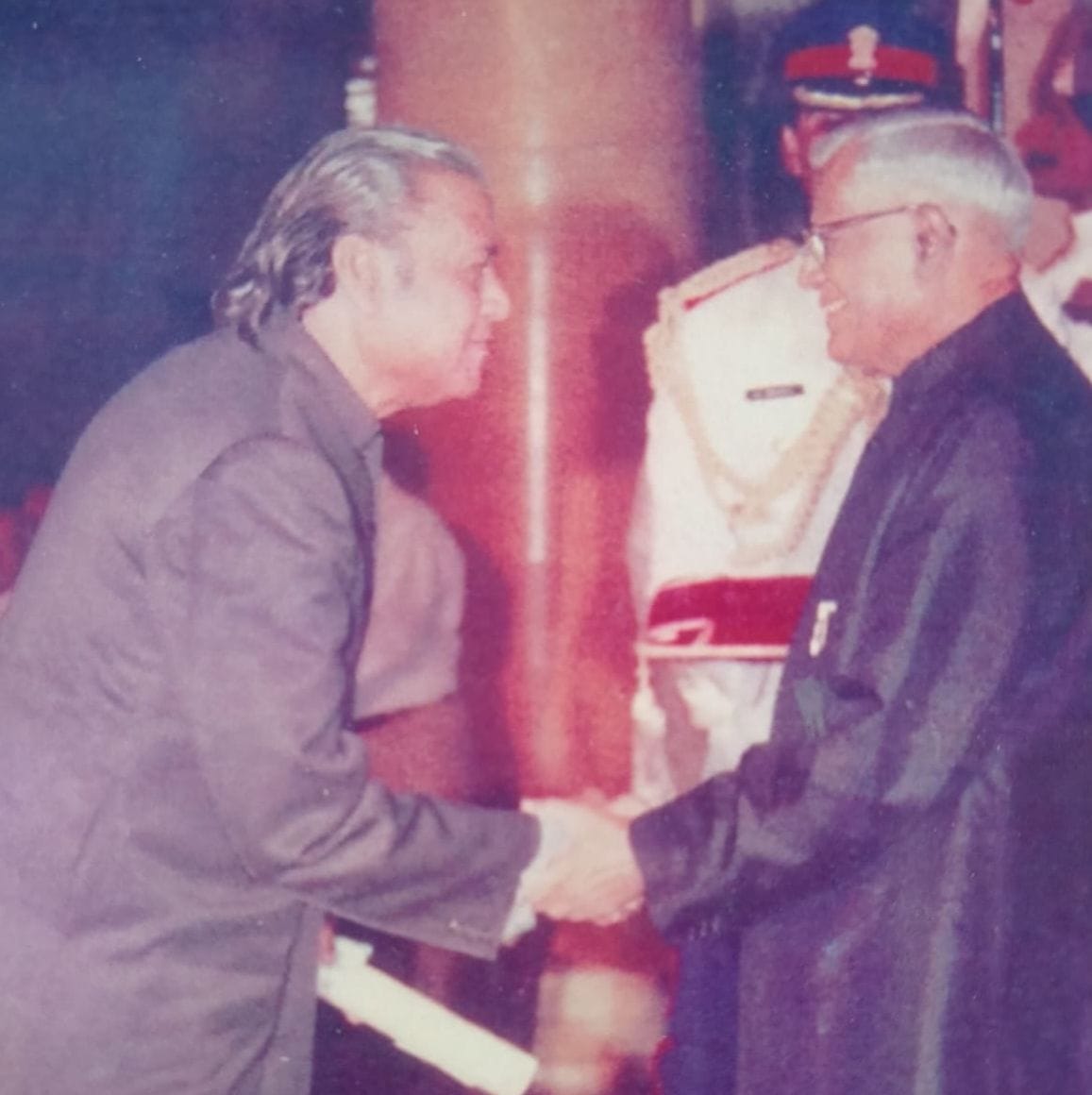 उस्ताद हफीज अहमद खां को पद्मश्री पुरस्कार देते तत्कालीन राष्ट्रपति आर वेंकटरमन। फाइल फोटो उस्ताद हफीज अहमद खां को पद्मश्री पुरस्कार देते तत्कालीन राष्ट्रपति आर वेंकटरमन। फाइल फोटो