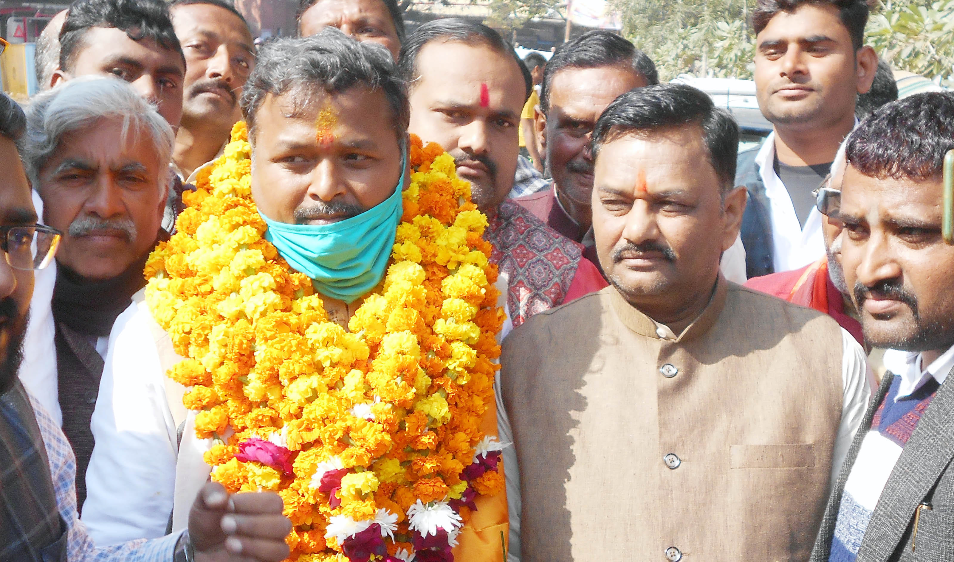 नामांकन करने जाते भाजपा पत्याशी डा.मनोज प्रजापति।