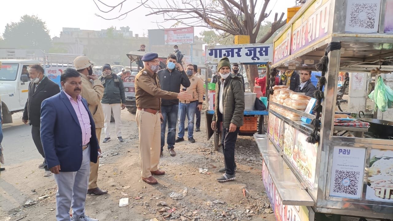 अभियान के दौरान अतिक्रमण हटवाते हुए यातायात थाना प्रभारी व नगरपरिषद अधिकारी।