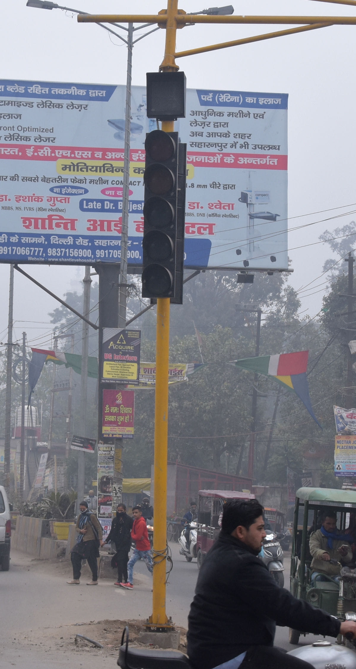 बेहट रोड़ पर सड़क पर लगे सिग्नल बेहट रोड़ पर सड़क पर लगे सिग्नल