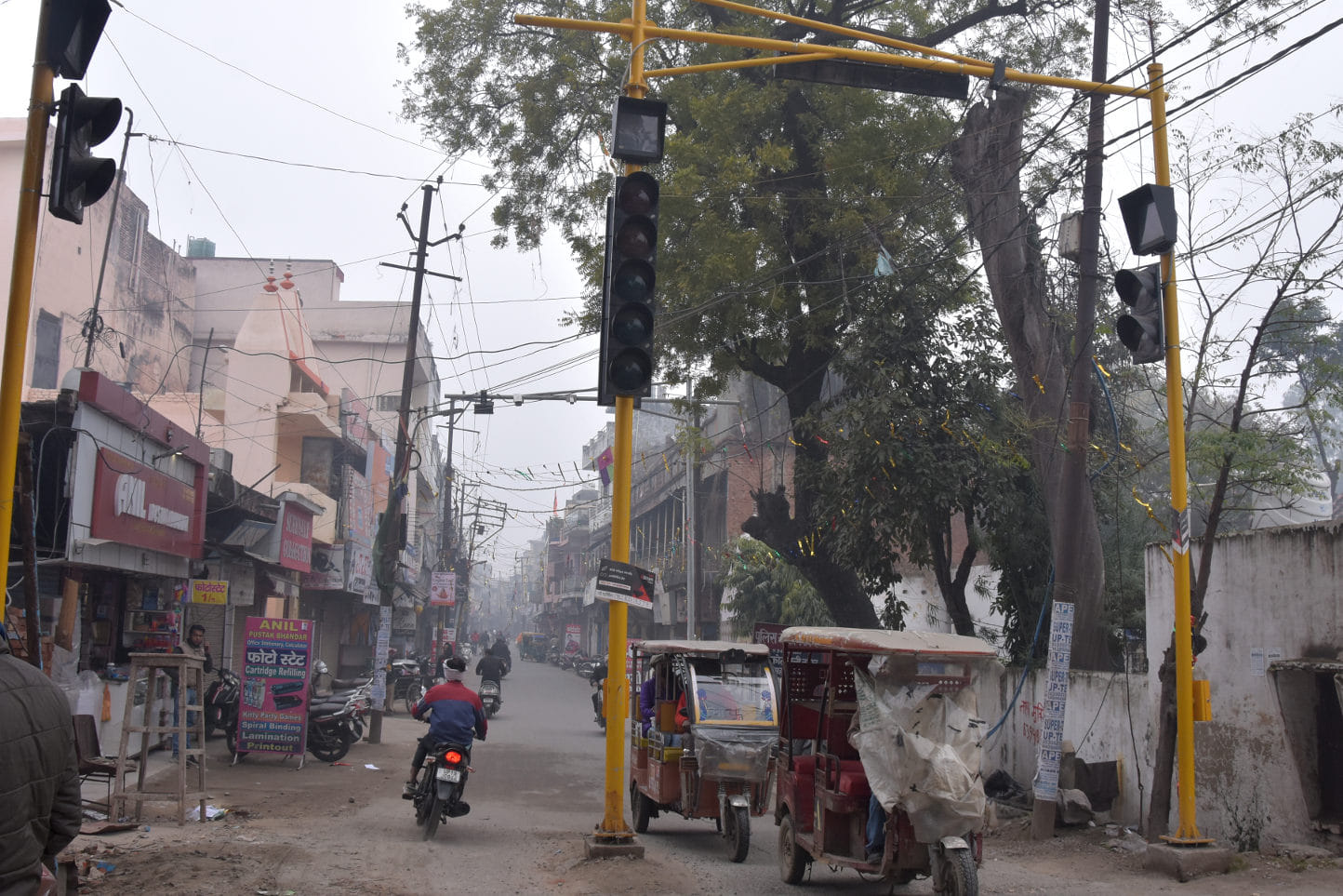 नवाबगंज चौक पर सड़क पर लगे सिग्नल नवाबगंज चौक पर सड़क पर लगे सिग्नल