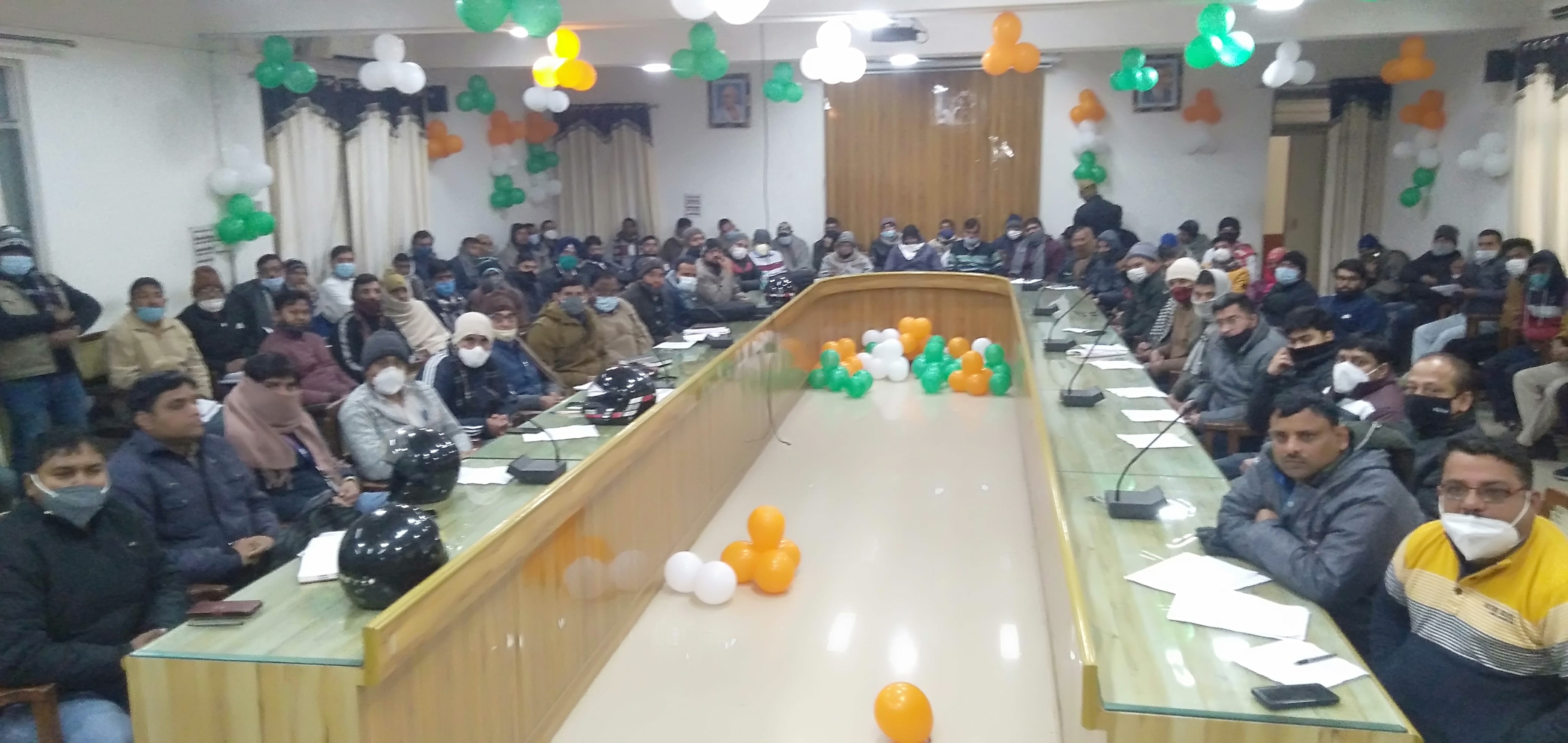 दिव्यांगों और बुजुर्गों के घर पर मतदान के लिए पोलिंग पार्टियों के प्रशिक्षण में शामिल अधिकारी व ? दिव्यांगों और बुजुर्गों के घर पर मतदान के लिए पोलिंग पार्टियों के प्रशिक्षण में शामिल अधिकारी व ?