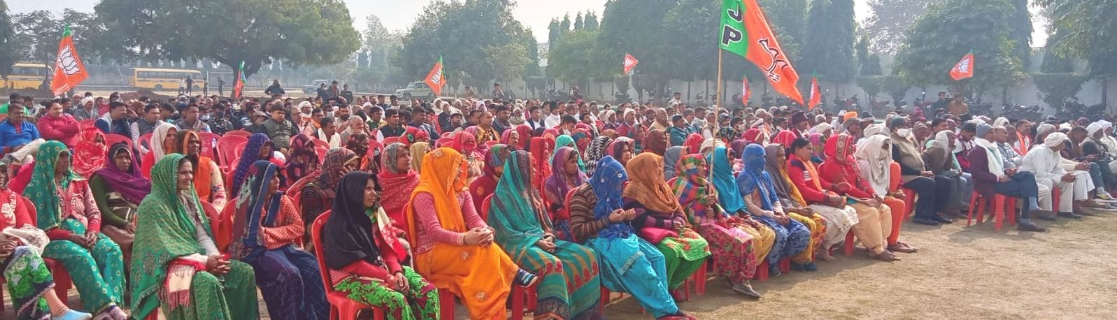 जेवर के प्रज्ञान पब्लिक स्कूल में प्रधानमंत्री की वर्चुअल जनचौपाल सुनते ग्रामीण। संवाद