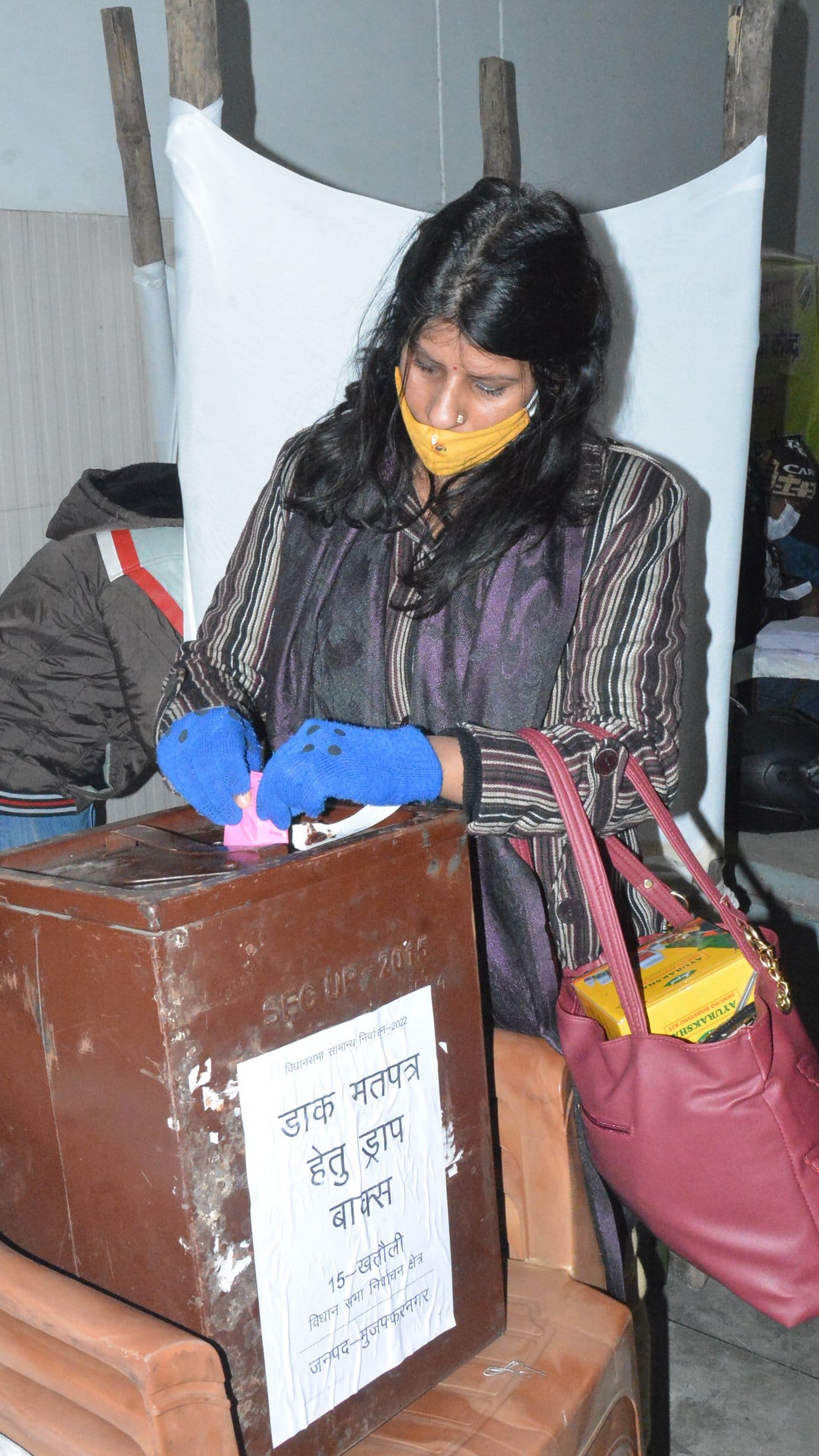 मुजफ्फरनगर के एसडी पब्लिक स्कूल में डाक मतपत्र डालती कर्मचारी। मुजफ्फरनगर के एसडी पब्लिक स्कूल में डाक मतपत्र डालती कर्मचारी।