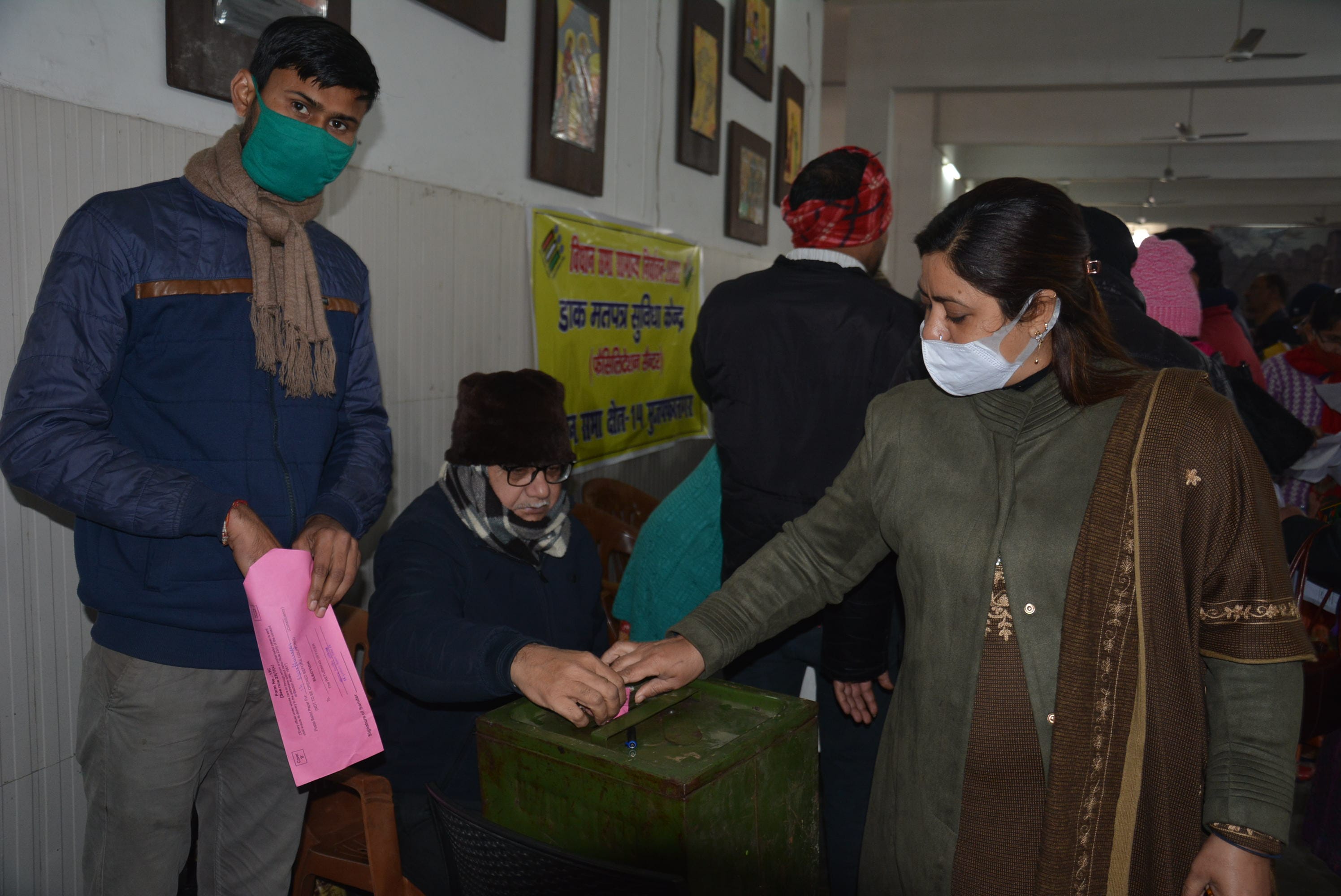 मुजफ्फरनगर के एसडी पब्लिक स्कूल में डाक मतपत्र डालती कर्मचारी। मुजफ्फरनगर के एसडी पब्लिक स्कूल में डाक मतपत्र डालती कर्मचारी।