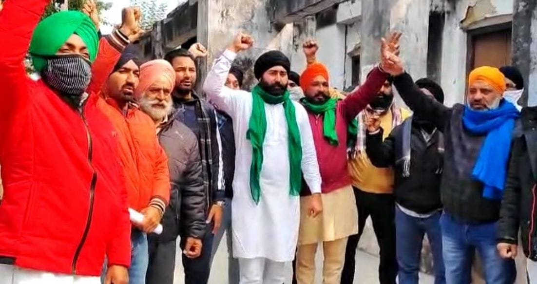 काशीपुर: एसडीम कार्यालय पर प्रदर्शन करते किसान काशीपुर: एसडीम कार्यालय पर प्रदर्शन करते किसान