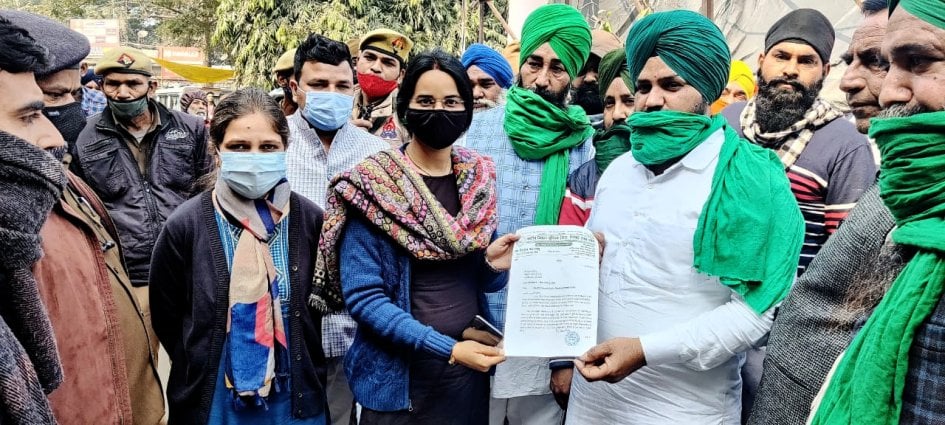 एसडीएम को ज्ञापन देते संयुक्त किसान मोर्चा के लोग एसडीएम को ज्ञापन देते संयुक्त किसान मोर्चा के लोग