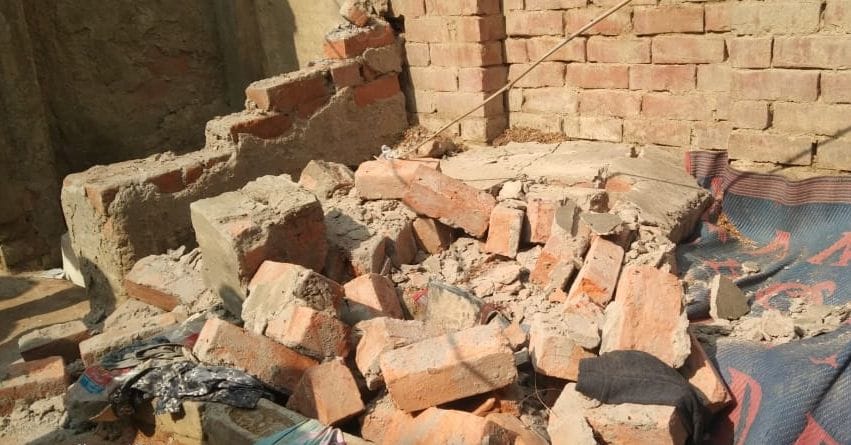 दोयम दर्जे की सीमेंट व ईंट से बने शौचालय का मलबा। संवाद