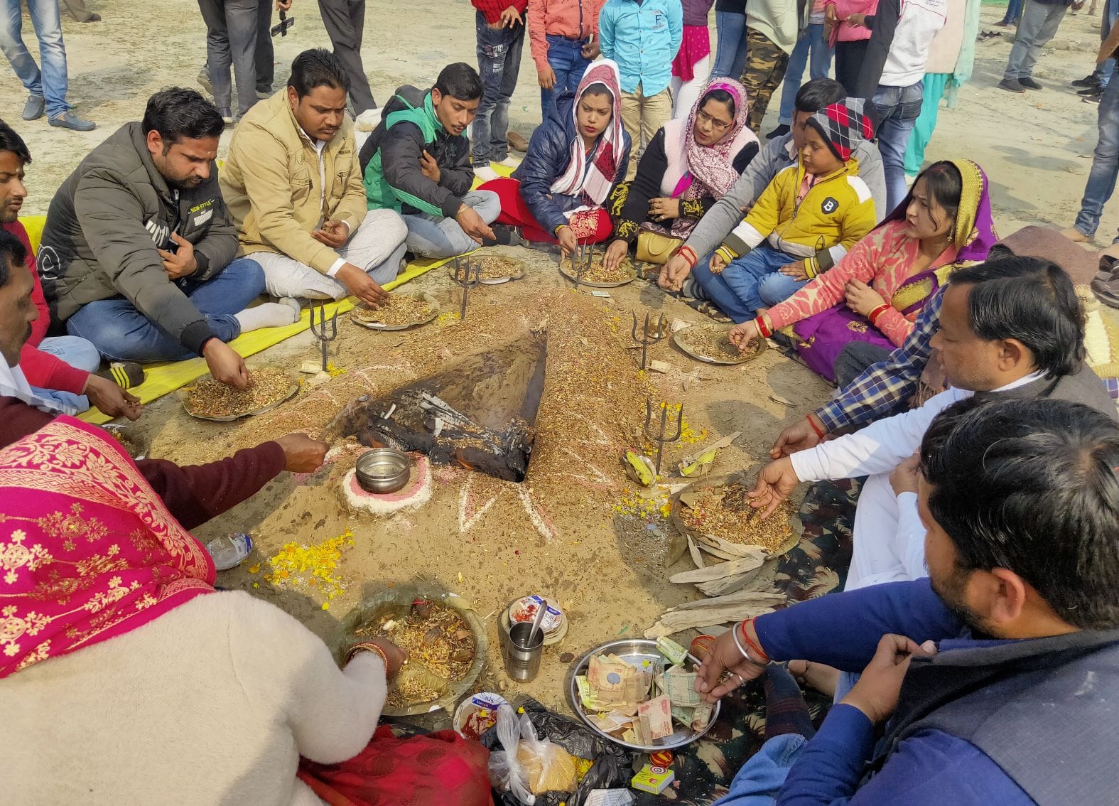 रामनगरिया मेले में यज्ञ में आहुति देते साधु। संवाद