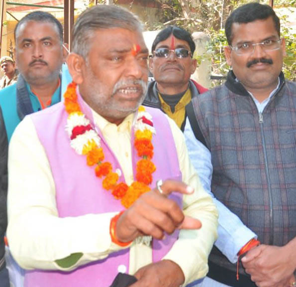 नामांकन दाखिल करने आए भाजपा प्रत्याशी अजय पटेल। नामांकन दाखिल करने आए भाजपा प्रत्याशी अजय पटेल।