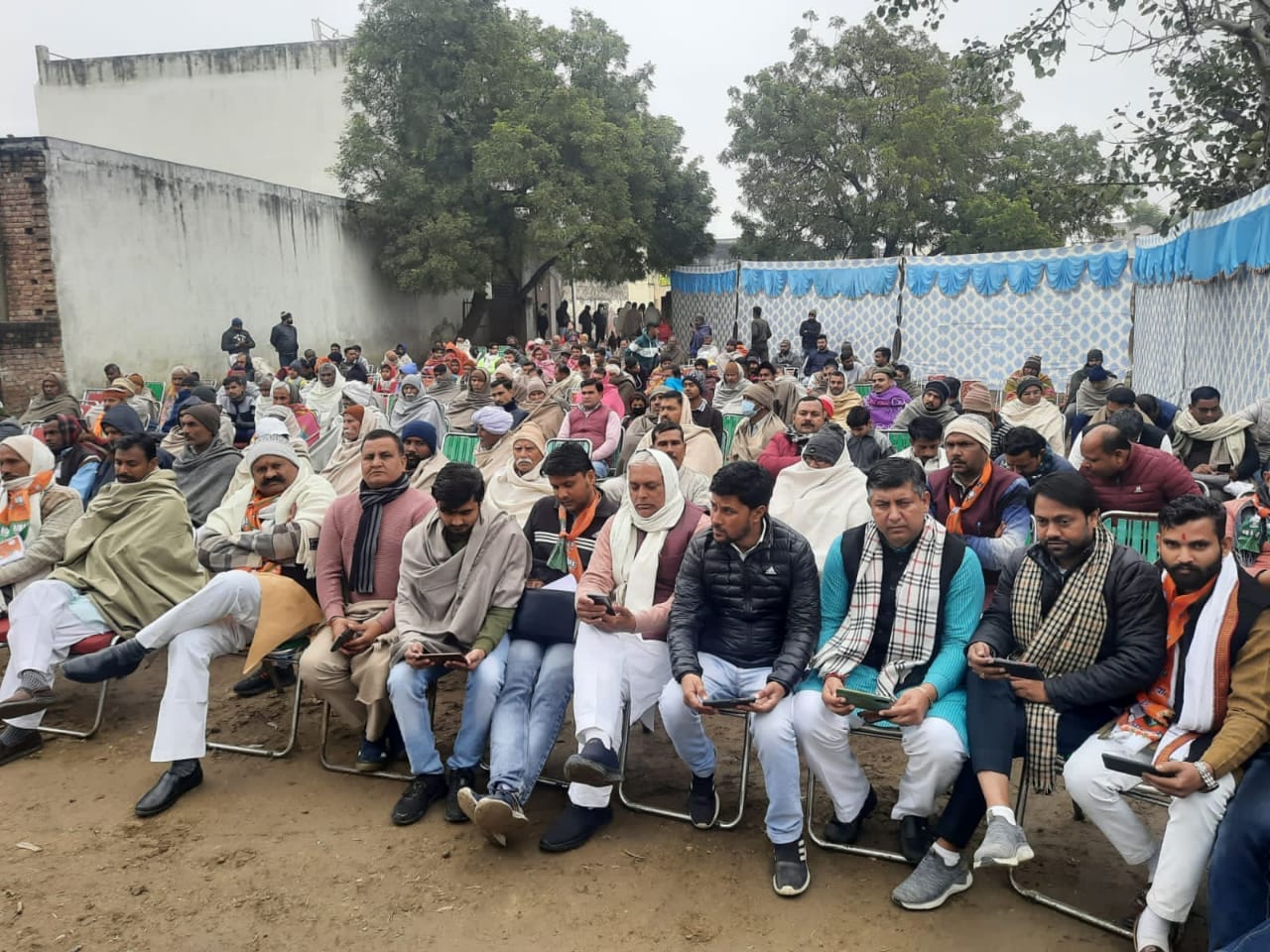 दल्हेड़ी में प्रधानमंत्री का वर्चुअल संवाद सुनते ग्रामीण