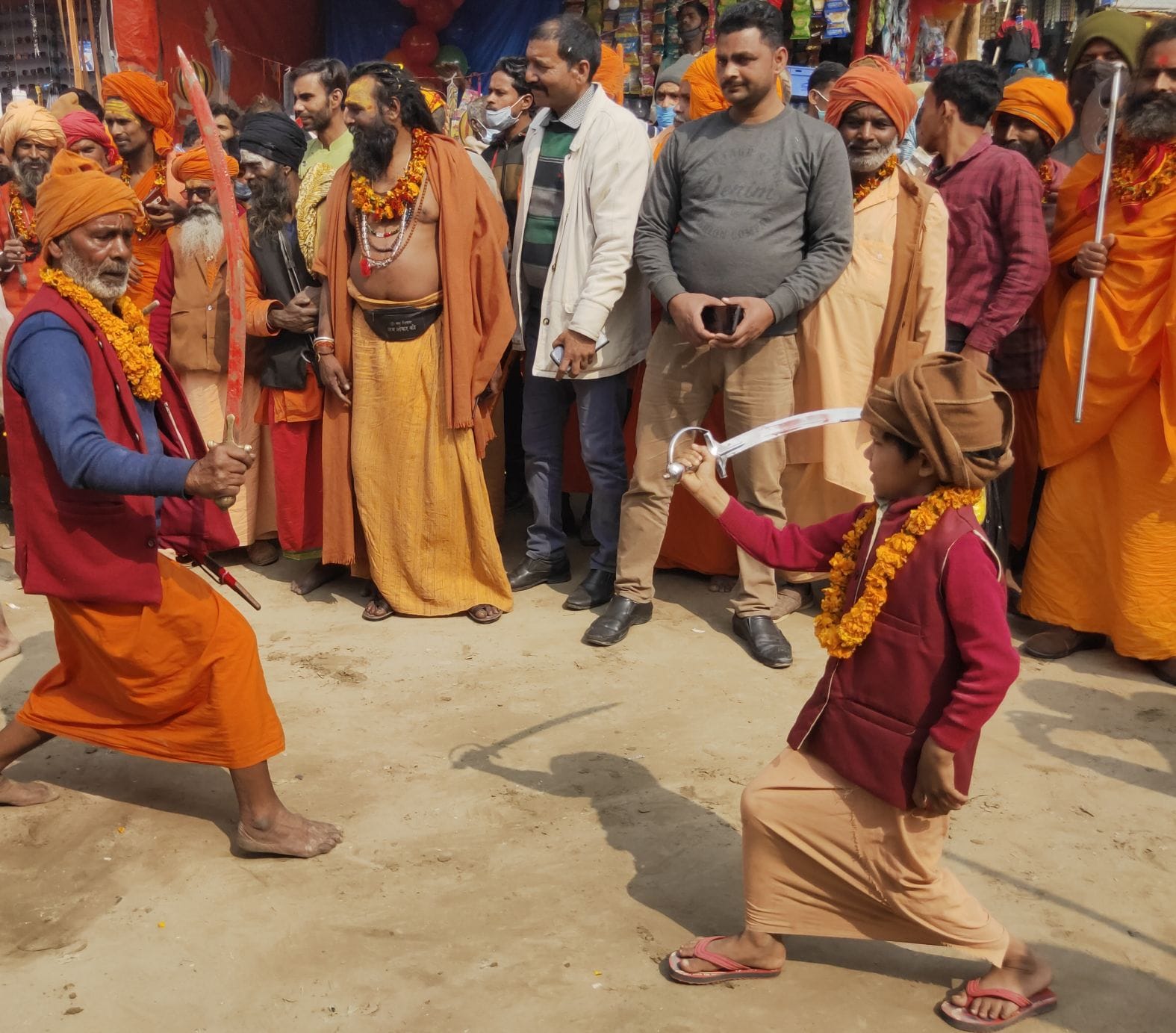 रामनगरिया मेले में करतब दिखाता साधु। संवाद