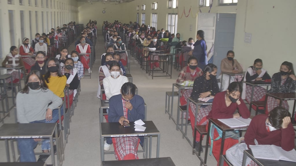 कन्या स्कूल नाहन में को-वैक्सीन के लगवाने पहुंचीं छात्राएं हॉल में अपनी बारी का इंतजार करतीं। कन्या स्कूल नाहन में को-वैक्सीन के लगवाने पहुंचीं छात्राएं हॉल में अपनी बारी का इंतजार करतीं।