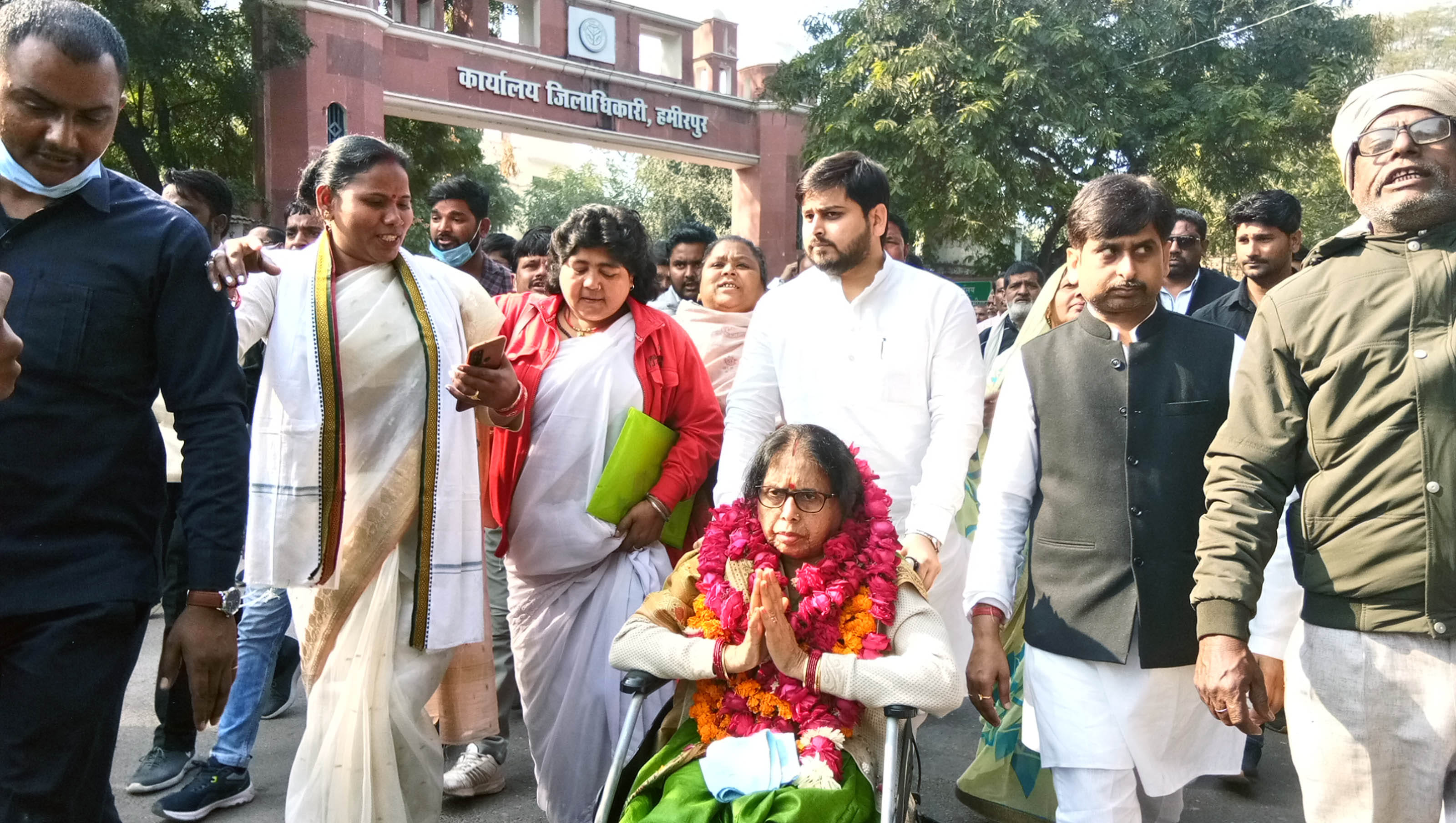 नामांकन कर वापस निकलती व्हील चेयर कांग्रेस प्रत्याशी राजकुमारी चंदेल दोनो बेटों के साथ।