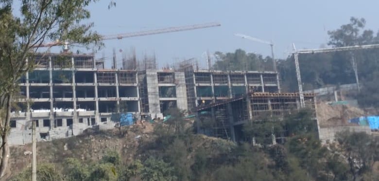 मेडिकल कॉलेज हमीरपुर का निर्माणाधीन कार्य।