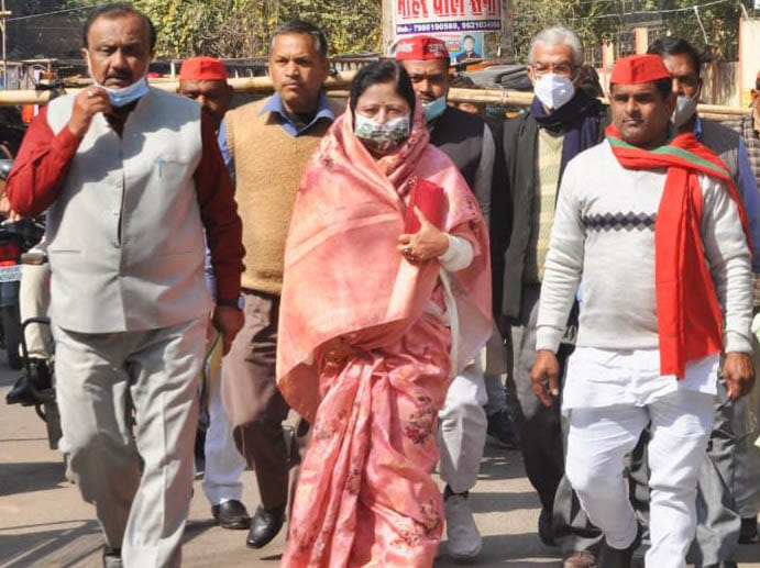 नामांकन कराने जातीं सपा प्रत्याशी मंजुला रानी। नामांकन कराने जातीं सपा प्रत्याशी मंजुला रानी।