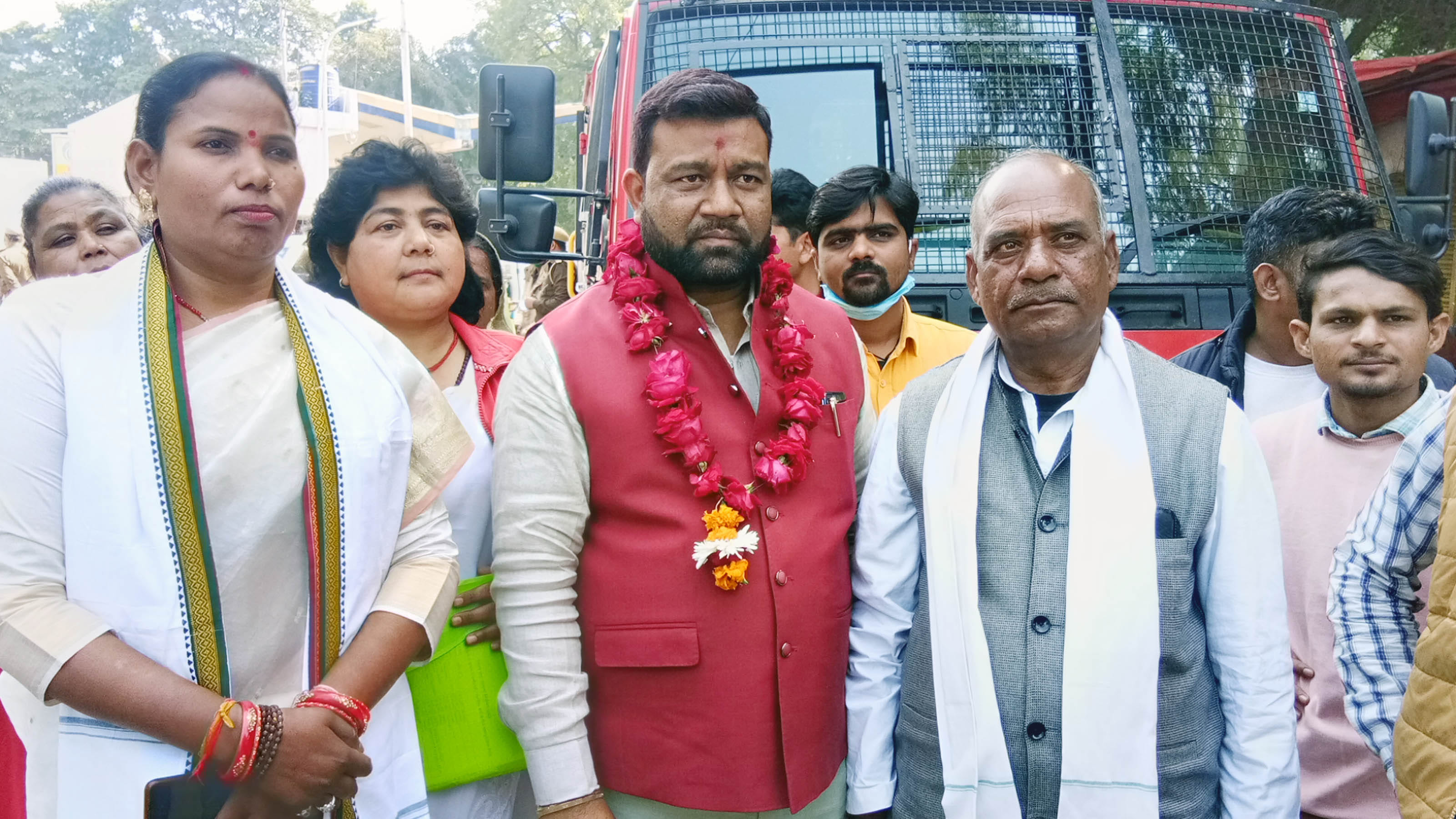 नामांकन करने जाते राठ कांग्रेस प्रत्याशी कमलेश श्रीवास।