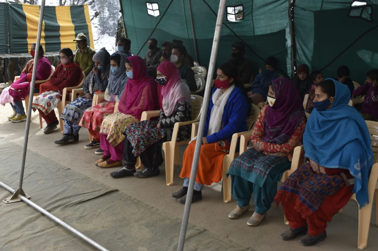 फोटो... स्रांवा शिरगवाड़ी में भारतीय सेना का महिलाओं को लिए सिलाई केंद्र में समापन समारोह।