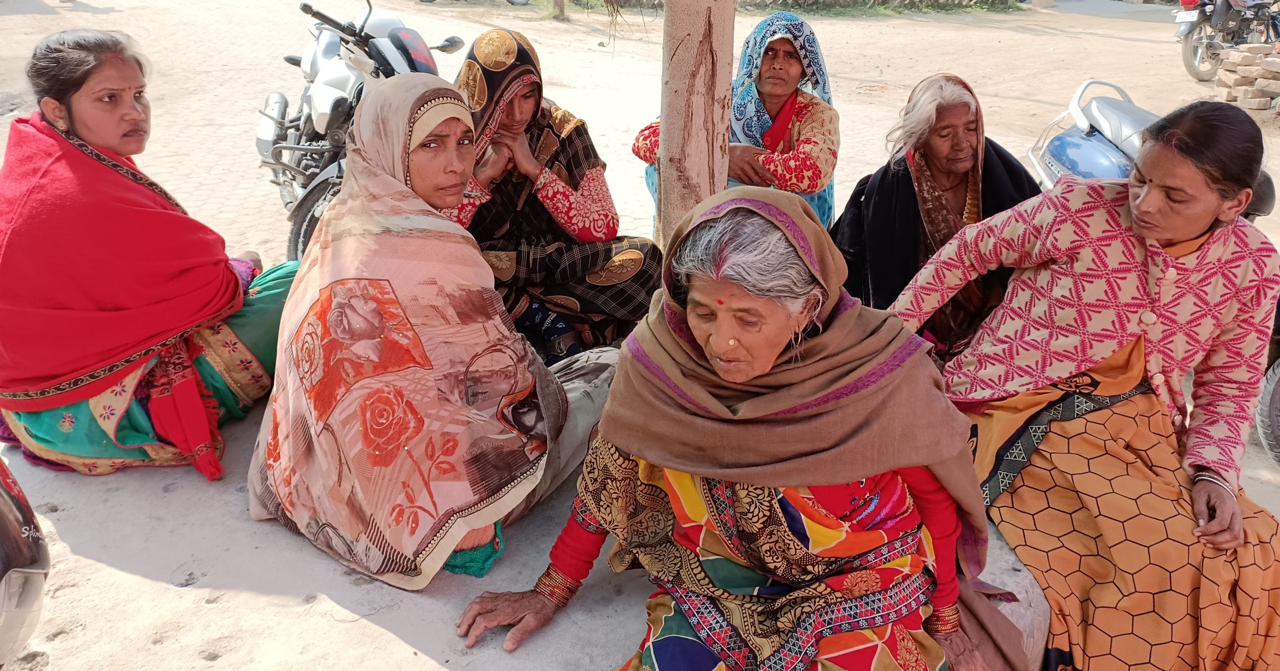 मोच्युर्री हाउस में गमगीन बैठीं मृतक साधना के परिजन। संवाद मोच्युर्री हाउस में गमगीन बैठीं मृतक साधना के परिजन। संवाद