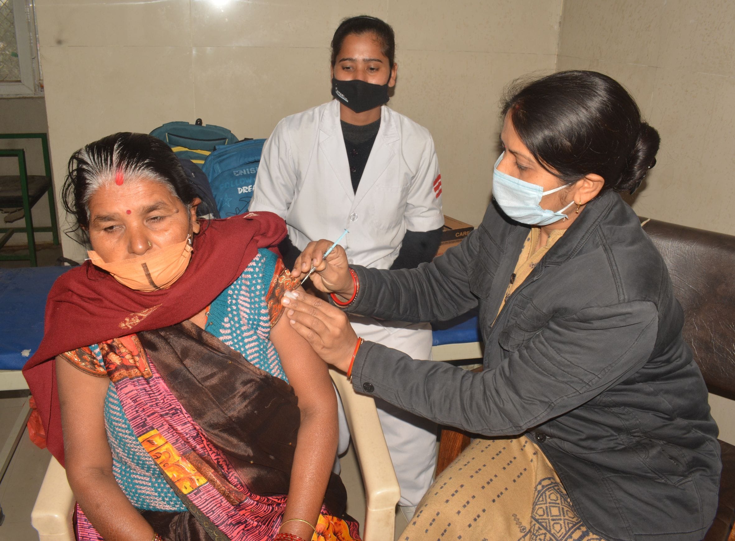 फोटो-23- महिला अस्पताल में टीका लगवातीं विशुना। संवाद फोटो-23- महिला अस्पताल में टीका लगवातीं विशुना। संवाद