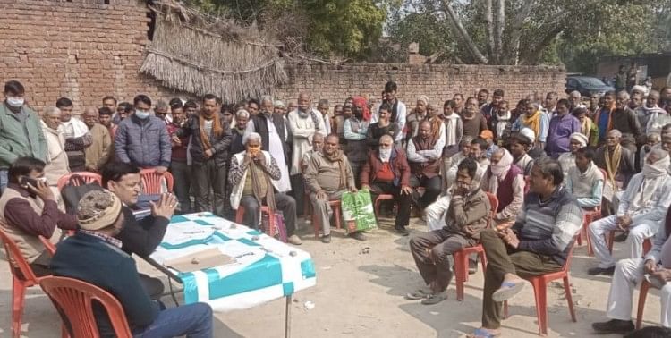 बंदोबस्त अफसर के सामने हंगामा हंगामा करते किसानों को समझाते बंदोबस्त अधिकारी सुरेश सागर। संवाद