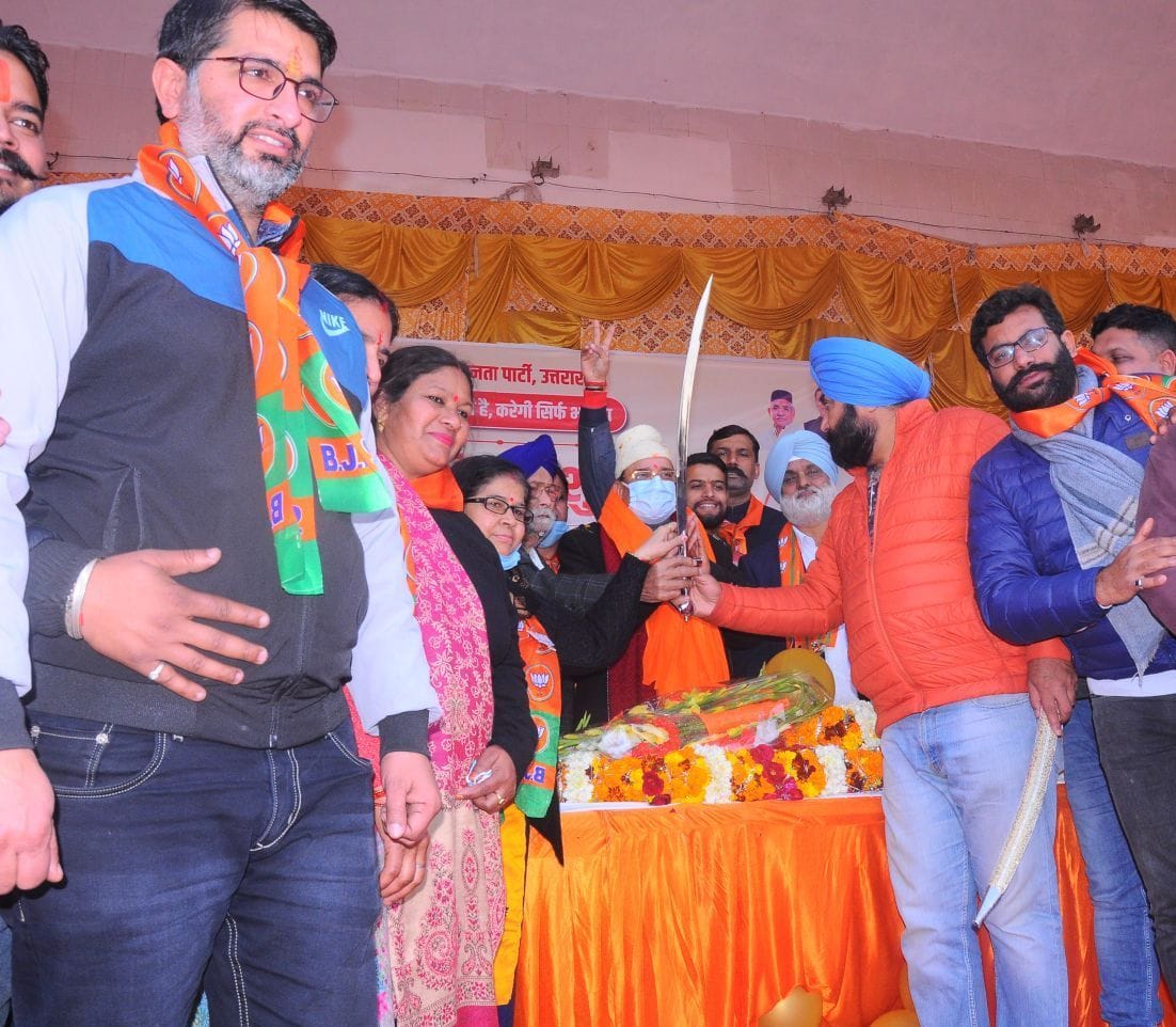 काशीपुर में अजय भट्ट को पार्षद तलवार व सरोपा भेंट करते हुए। काशीपुर में अजय भट्ट को पार्षद तलवार व सरोपा भेंट करते हुए।