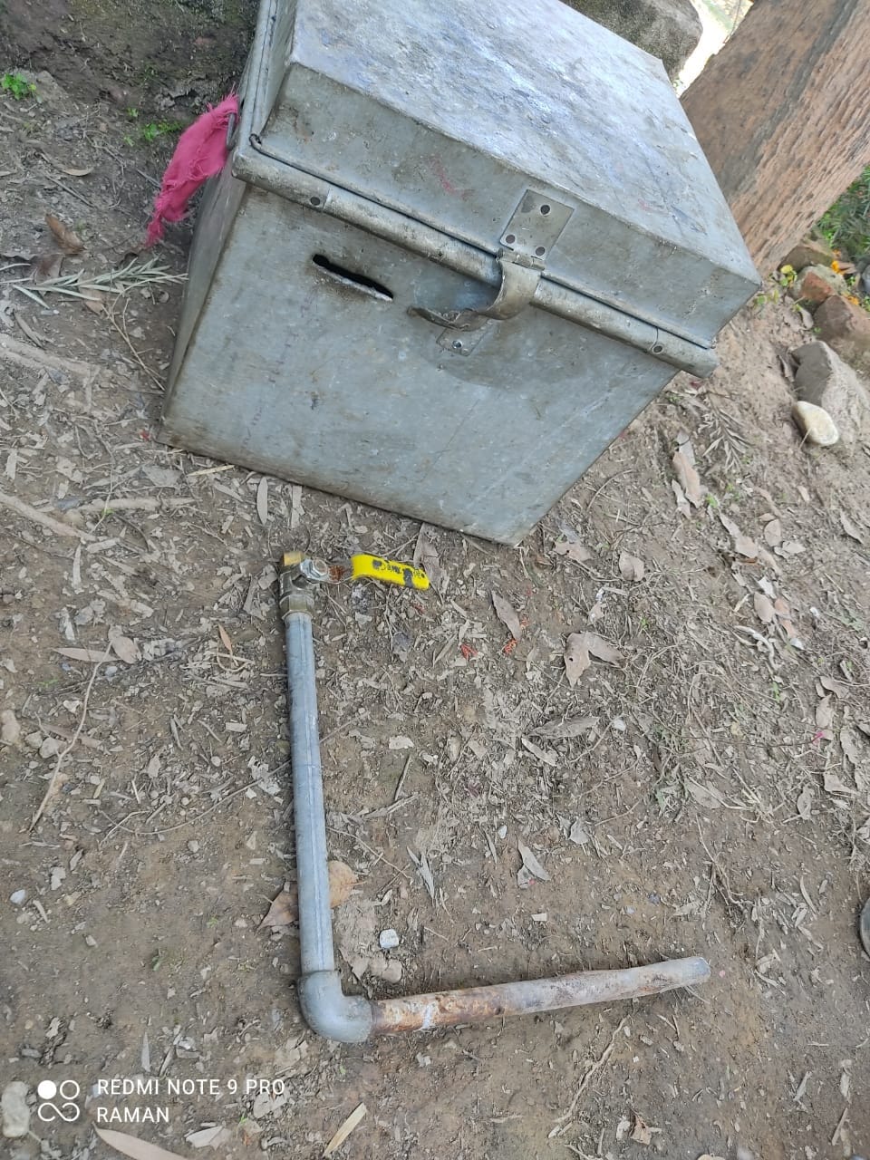 मंदिर से चुराया गया दानपात्र कुछ दुरी पर टुटा हुआ पाया गया। मंदिर से चुराया गया दानपात्र कुछ दुरी पर टुटा हुआ पाया गया।