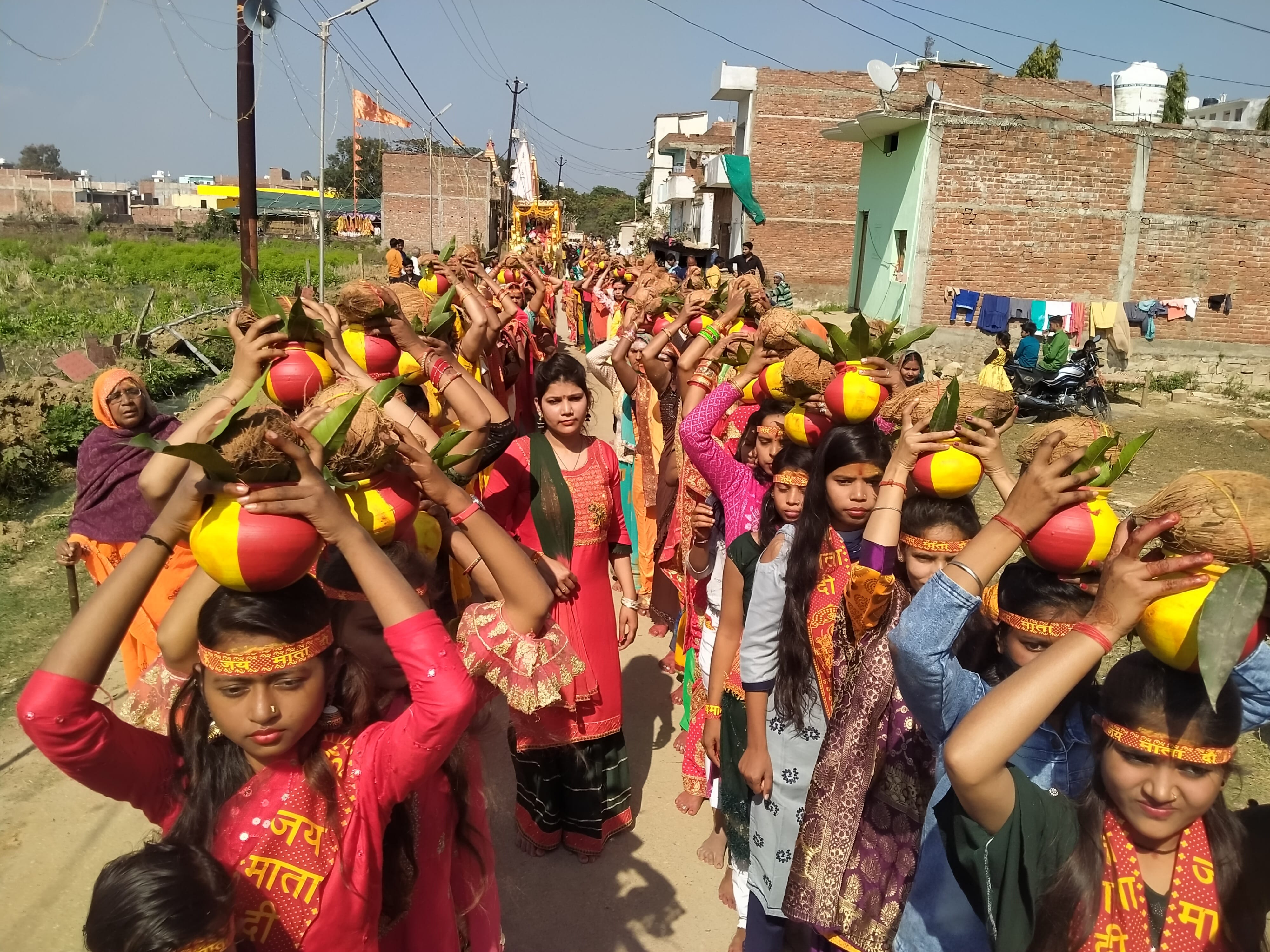 राबर्ट्सगंज अंबेडकर नगर में नवनिर्मित शिव पार्वती मंदिर परिसर में रुद्र महायज्ञ की कलश यात्रा म राबर्ट्सगंज अंबेडकर नगर में नवनिर्मित शिव पार्वती मंदिर परिसर में रुद्र महायज्ञ की कलश यात्रा म