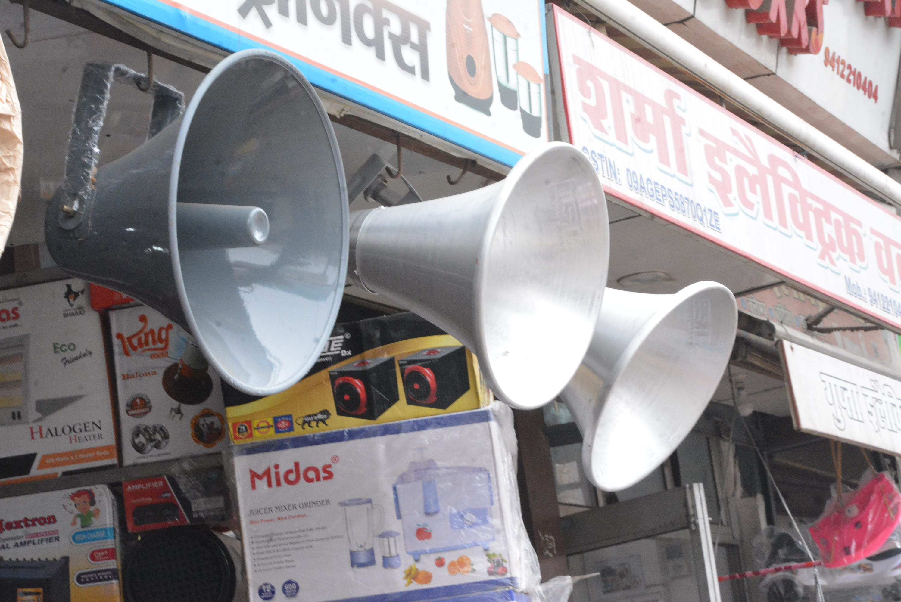मुजफ्फरनगर में बिक्री को रखे भोपू। मुजफ्फरनगर में बिक्री को रखे भोपू।