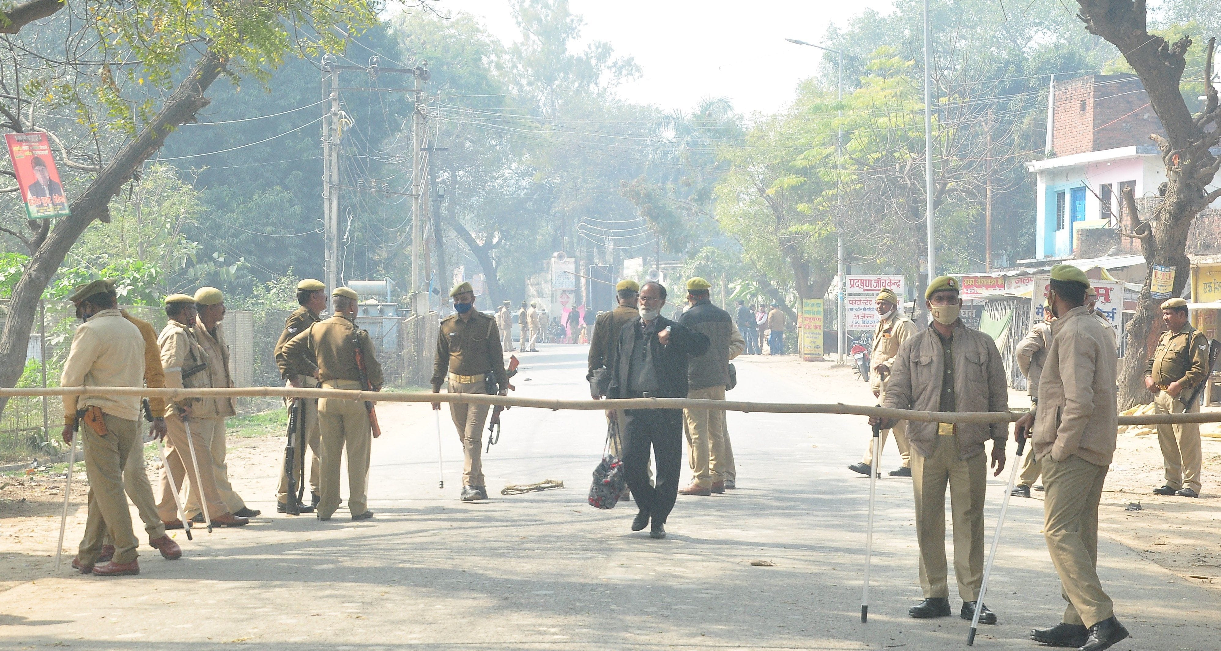 कटरा रोड पर सदर ब्लाक के सामने आम लोगों को रोकने को पुलिस द्वारा लगाया गया बैरियर। संवाद कटरा रोड पर सदर ब्लाक के सामने आम लोगों को रोकने को पुलिस द्वारा लगाया गया बैरियर। संवाद