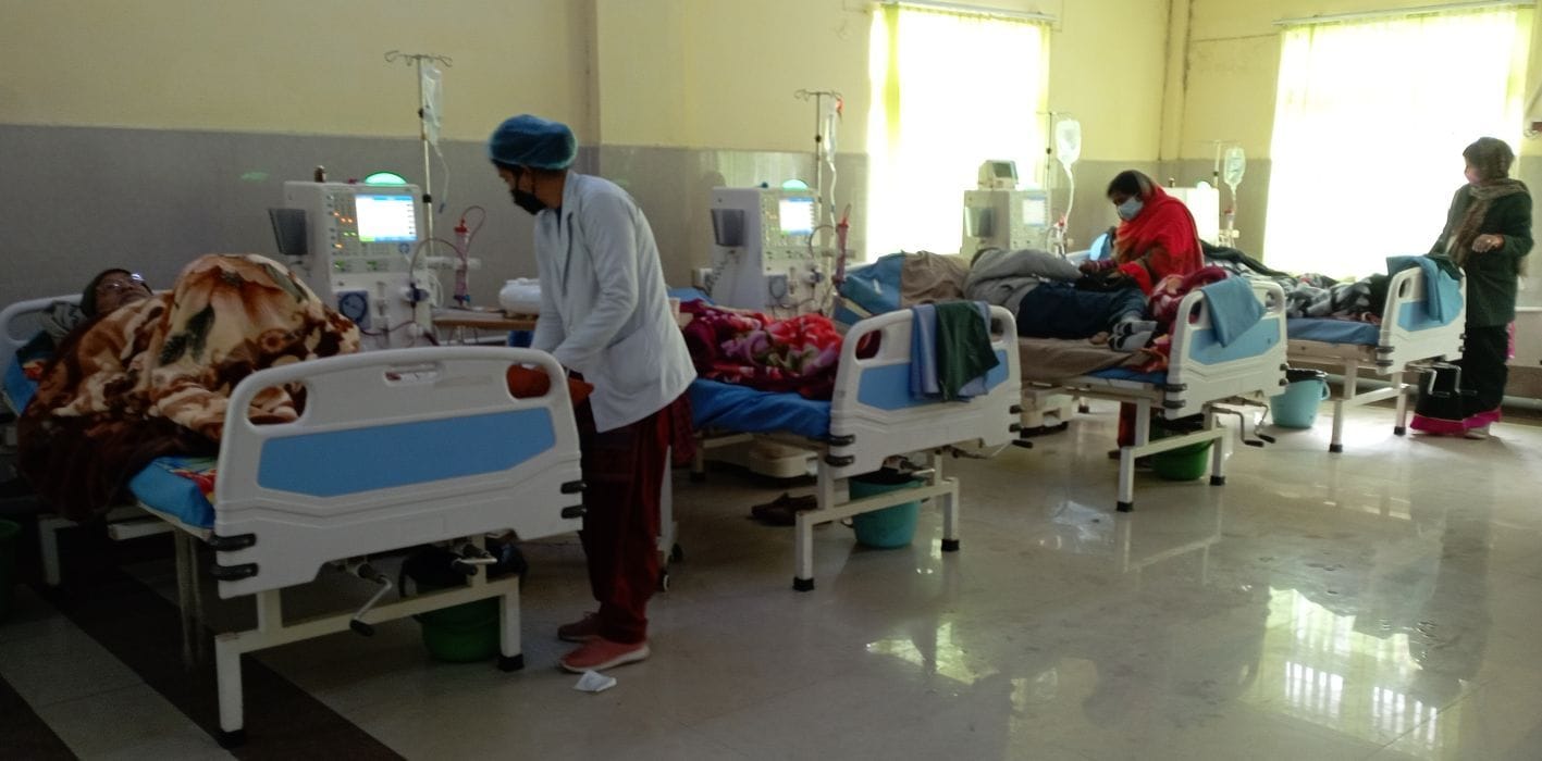 जिला अस्पताल के डायलिसिस सेंटर में भर्ती मरीज। जिला अस्पताल के डायलिसिस सेंटर में भर्ती मरीज।