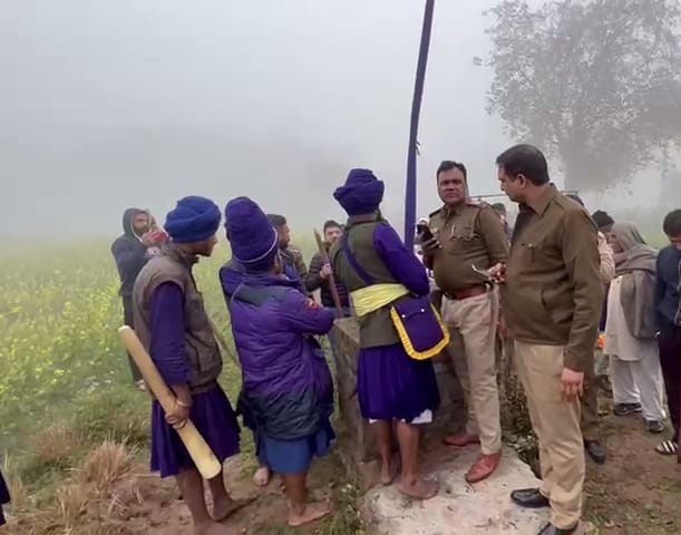 धार्मिक झंडा जलाने के बाद हुए विवाद को सुलझाते जिले सिंह चौकी इंचार्ज मढ़ावाला। धार्मिक झंडा जलाने के बाद हुए विवाद को सुलझाते जिले सिंह चौकी इंचार्ज मढ़ावाला।