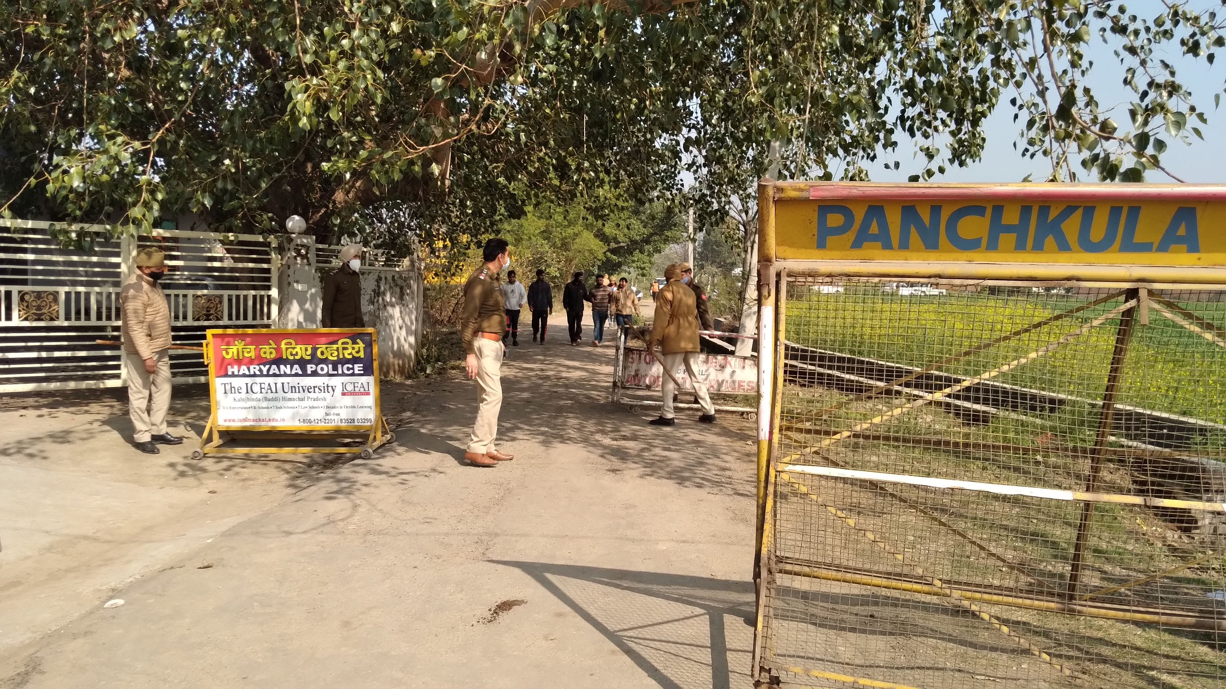 गांव नानकपुर खुहवाला में पुलिस ने की नाकाबंदी। गांव नानकपुर खुहवाला में पुलिस ने की नाकाबंदी।