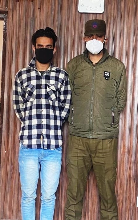 उधमपुर: उधमपुर पुलिस द्वारा पकड़े गए नशा तस्कर उधमपुर: उधमपुर पुलिस द्वारा पकड़े गए नशा तस्कर