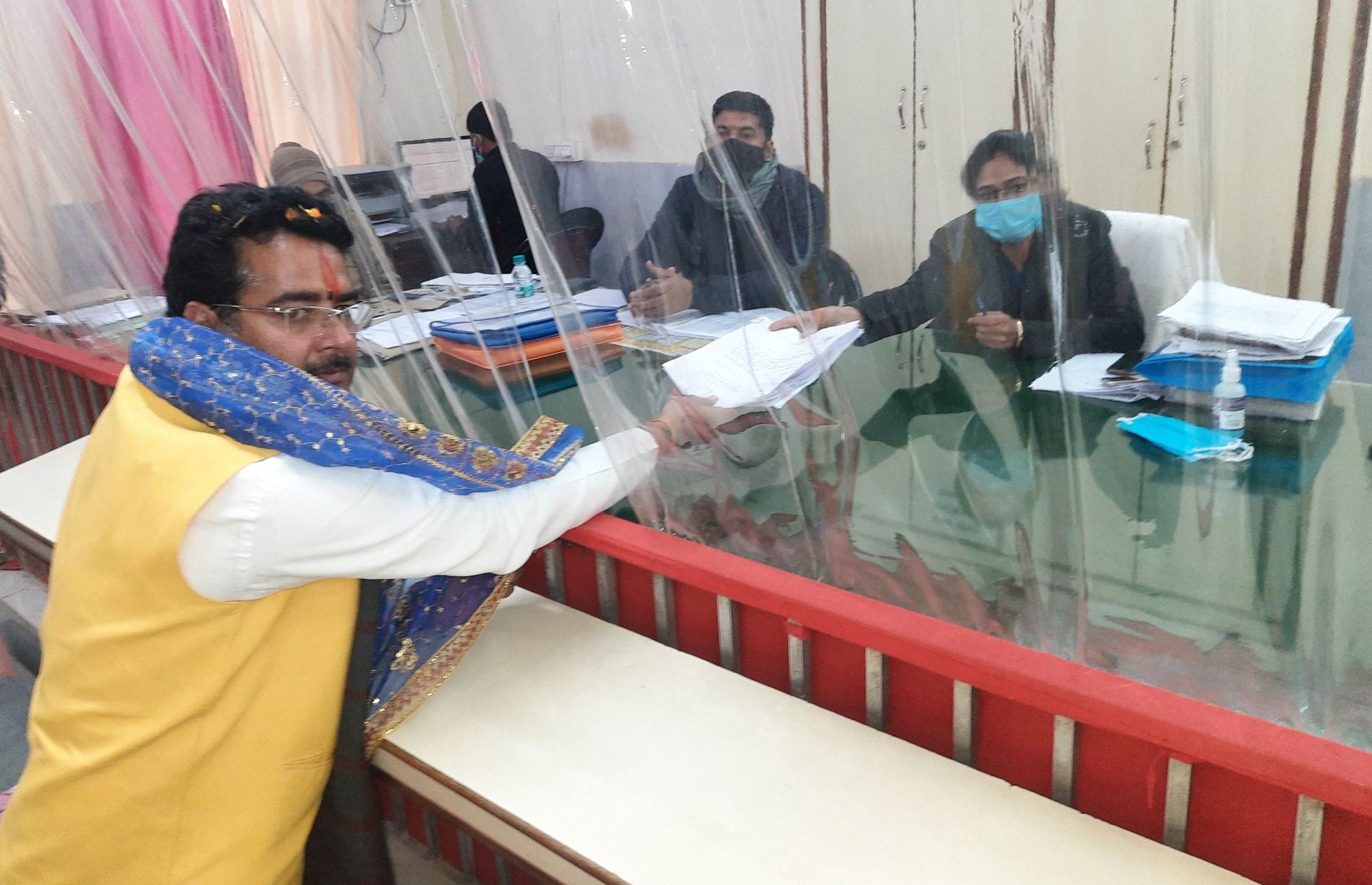 30 : गौरीगंज : कलेक्ट्रेट में आरओ को अपना नामांकन पत्र देते गौरीगंज के सपा प्रत्याशी राकेश प्रताप स? 30 : गौरीगंज : कलेक्ट्रेट में आरओ को अपना नामांकन पत्र देते गौरीगंज के सपा प्रत्याशी राकेश प्रताप स?