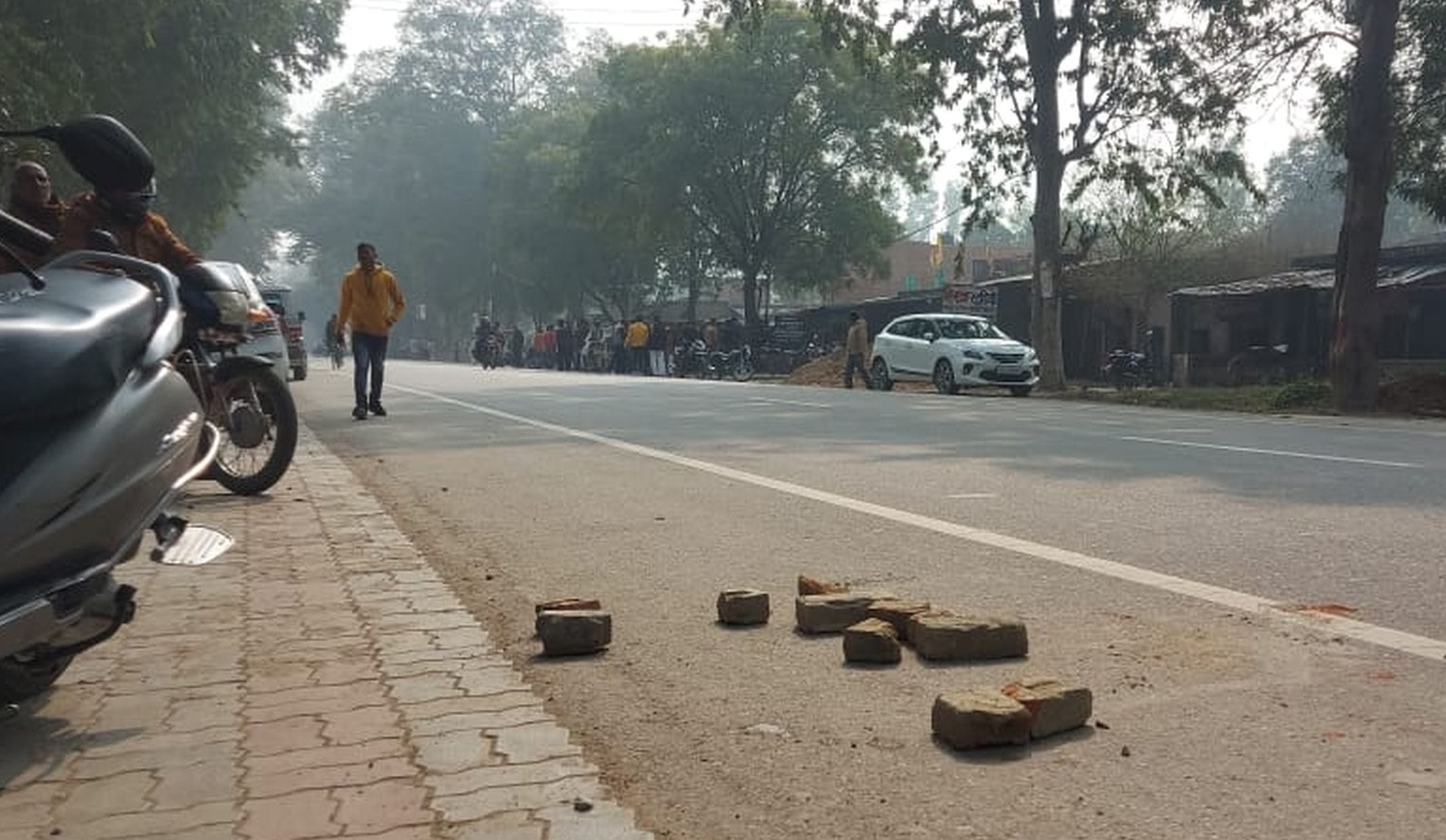 अयोध्या-खजुरहट के रामनगर में पड़े ईंट।-संवाद