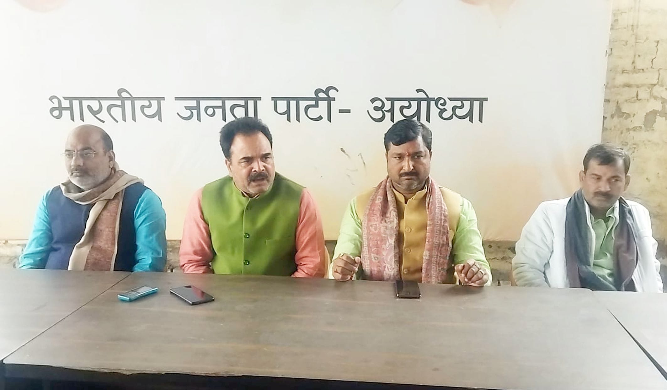 अयोध्या-भाजपा कार्यालय में पत्रकारों से वार्ता करते जिलाध्यक्ष संजीव सिंह।-संवाद