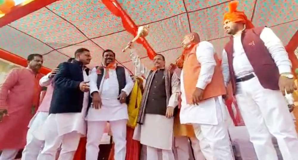 महोबा में प्रभावी मतदाता संवाद सभा हुंकार भरते डिप्टी सीएम डॉ. दिनेश शर्मा। महोबा में प्रभावी मतदाता संवाद सभा हुंकार भरते डिप्टी सीएम डॉ. दिनेश शर्मा।