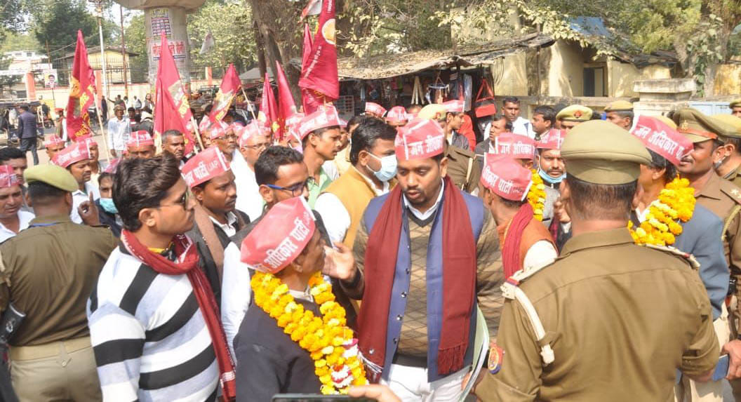 कचहरी चौराहे में बैरियर पर समर्थकों को रोकती पुलिस। कचहरी चौराहे में बैरियर पर समर्थकों को रोकती पुलिस।