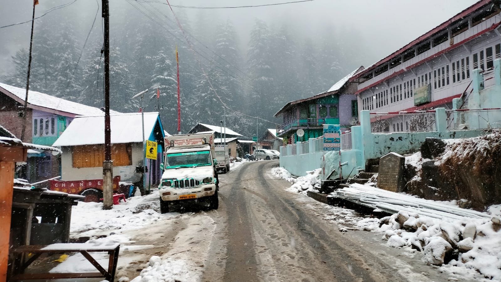 बर्फबारी के दौरान सलूणी के संघणी परिक्षेत्र में सड़क किनारे खड़े वाहन। बर्फबारी के दौरान सलूणी के संघणी परिक्षेत्र में सड़क किनारे खड़े वाहन।