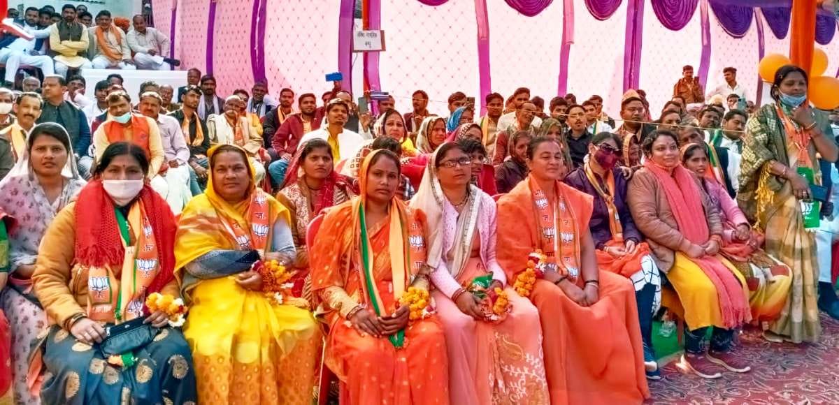 डाकबंगला चरखारी में कार्यक्रम में शामिल महिलाएं। डाकबंगला चरखारी में कार्यक्रम में शामिल महिलाएं।