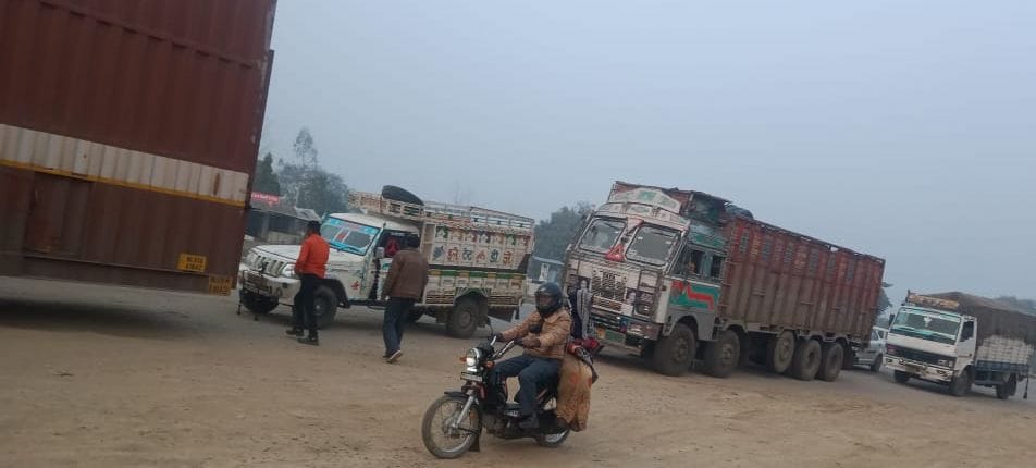 हाइवे में ट्रैक्टर पलटने से लगा जाम। संवाद हाइवे में ट्रैक्टर पलटने से लगा जाम। संवाद